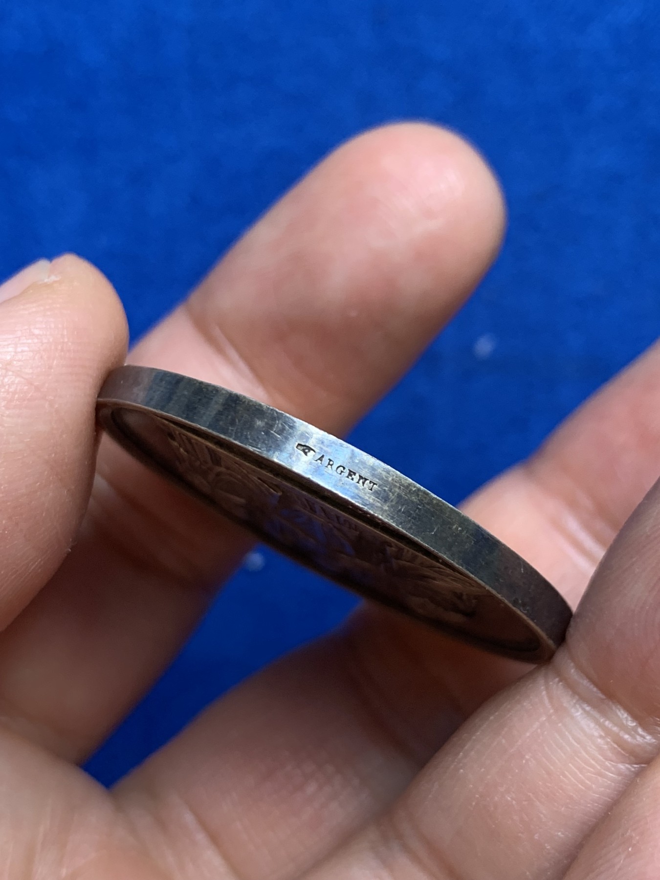 《竞宝斋》第237场- 周日，周一，周二，周日 疯狂4连拍 (全场包邮) 法国大版银质婚章 36.7mm 22.15g 边铭手指 五彩包 状态非常好