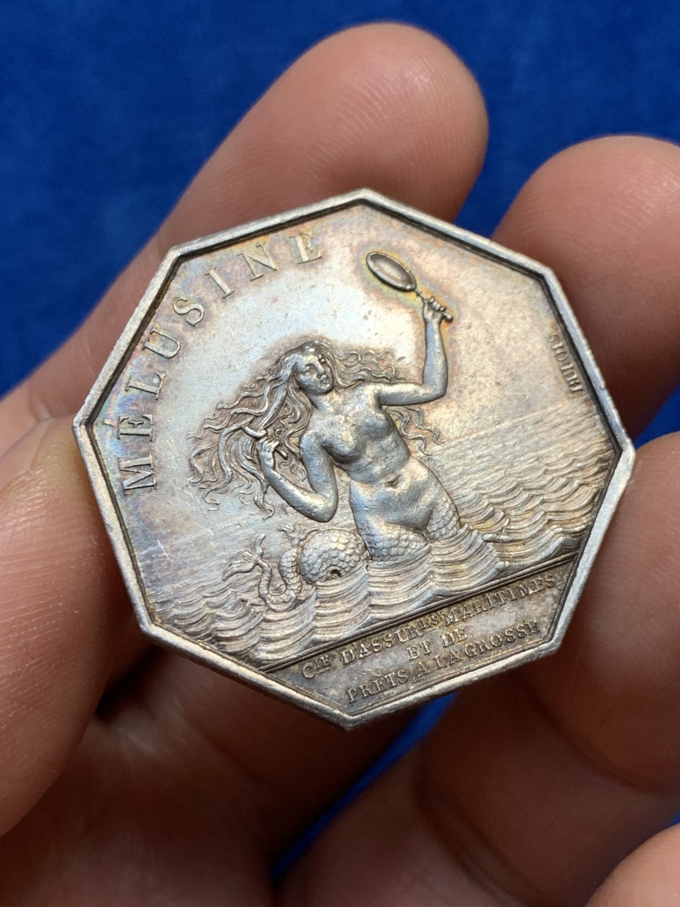 《竞宝斋》第237场- 周日，周一，周二，周日 疯狂4连拍 (全场包邮) 法国八角银质代币jeton，海上保险与贷款公司，jeton资料书封面海妖梅卢辛，33.2mm，17.61g，1832-1841神灯边铭