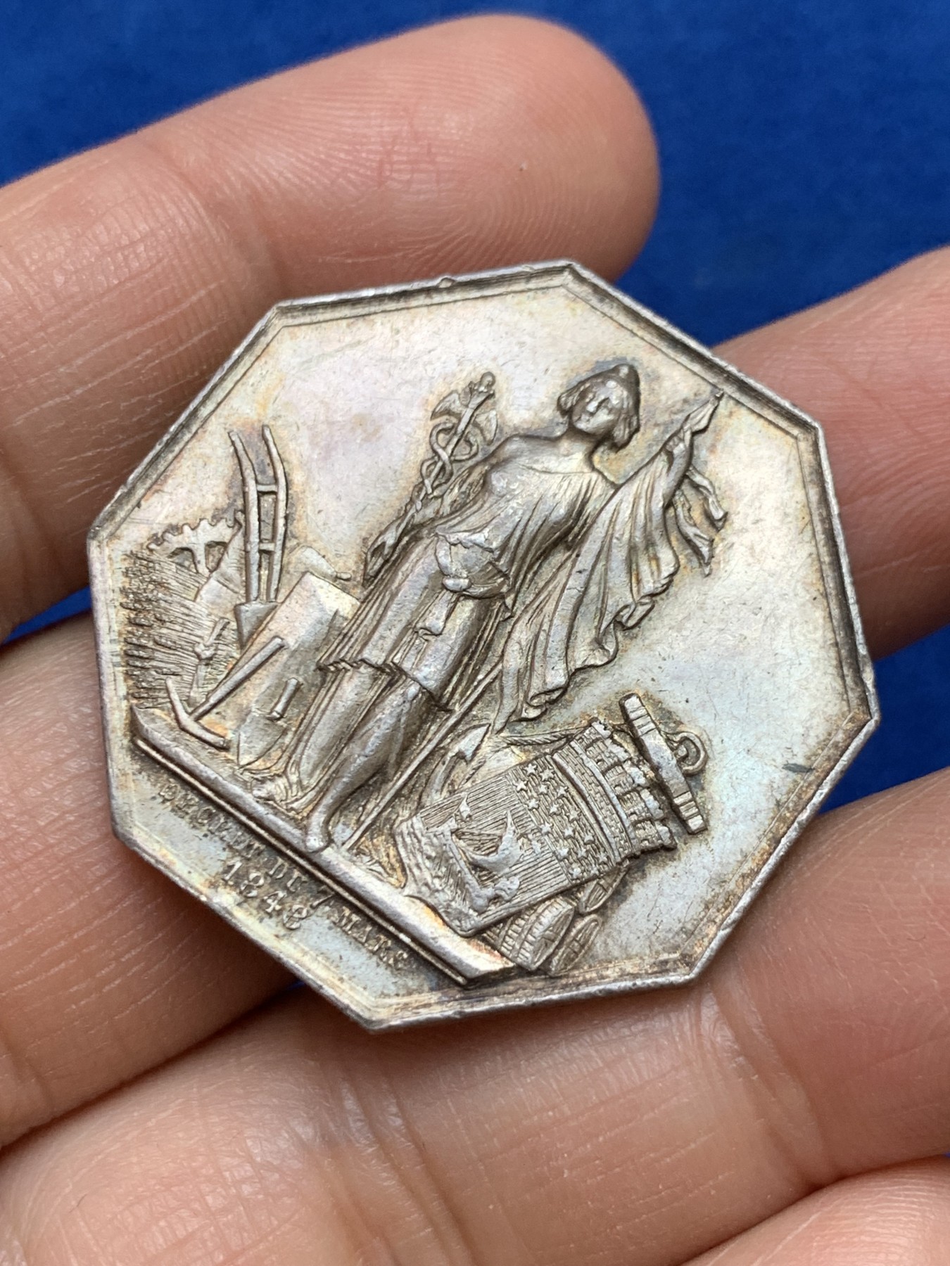 《竞宝斋》第237场- 周日，周一，周二，周日 疯狂4连拍 (全场包邮) 法国巴黎贴现银行八角银章，重量20.97g，对边直径34.8mm，菱形厂标+野猪头银标ARGENT，含银95%