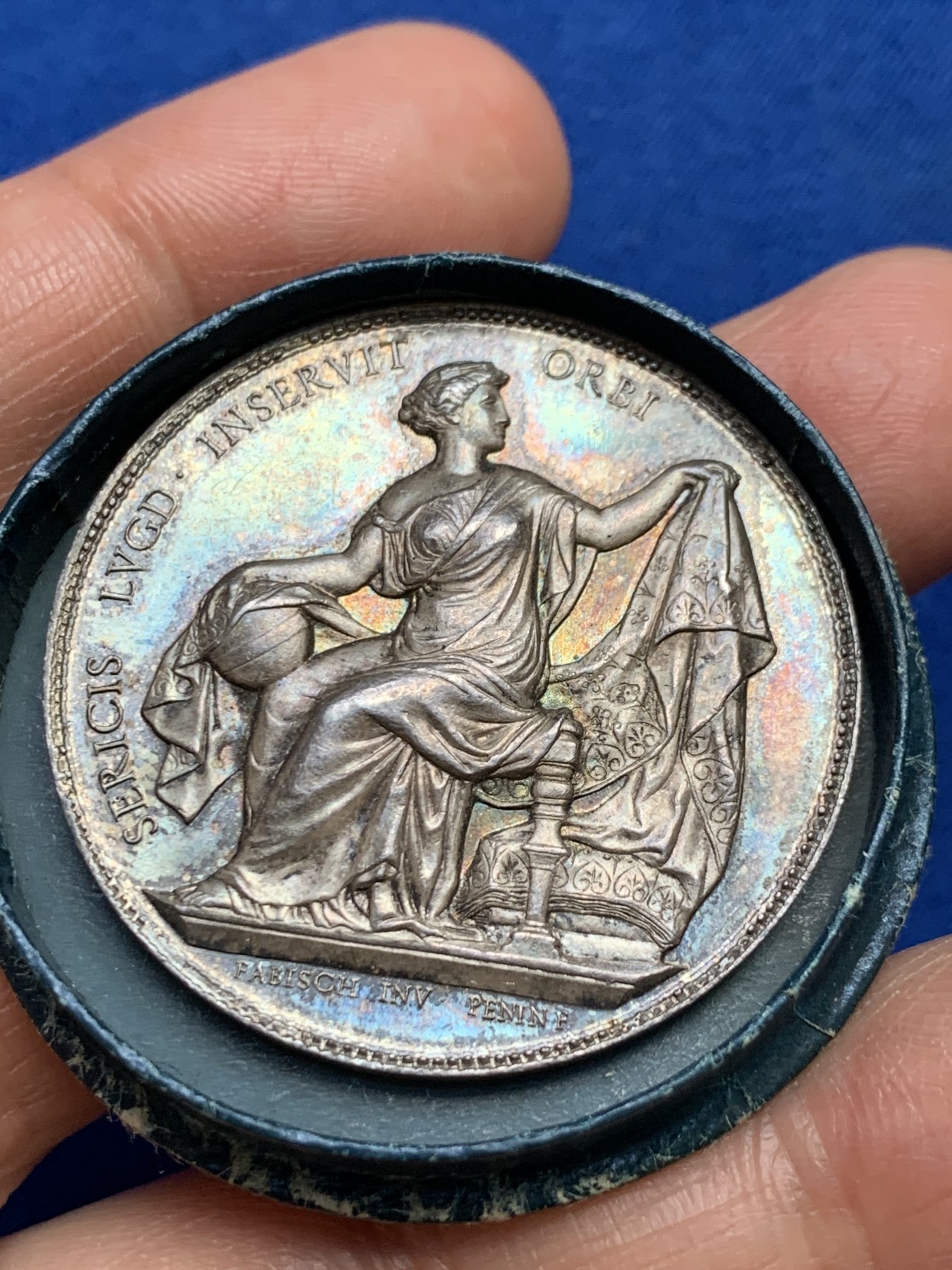 《竞宝斋》第237场- 周日，周一，周二，周日 疯狂4连拍 (全场包邮) 法国银章，里昂丝绸协会，21.78g，37.7mm，蜜蜂边铭，高浮雕，彩色包浆