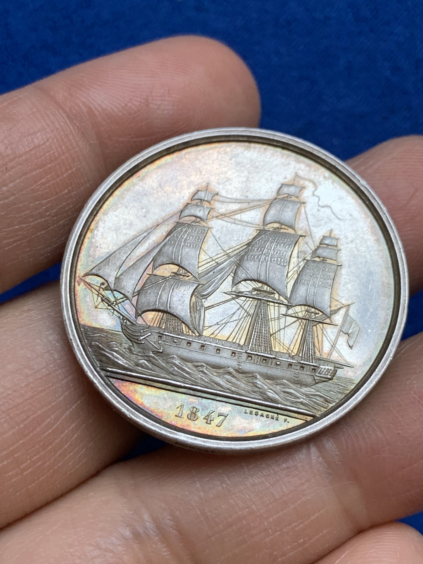 《竞宝斋》第237场- 周日，周一，周二，周日 疯狂4连拍 (全场包邮) 法国波尔多海上保险公司银质代币，17.79g，35mm，手指边铭，金黄包浆，非常漂亮的一帆风顺和波尔多城市徽章