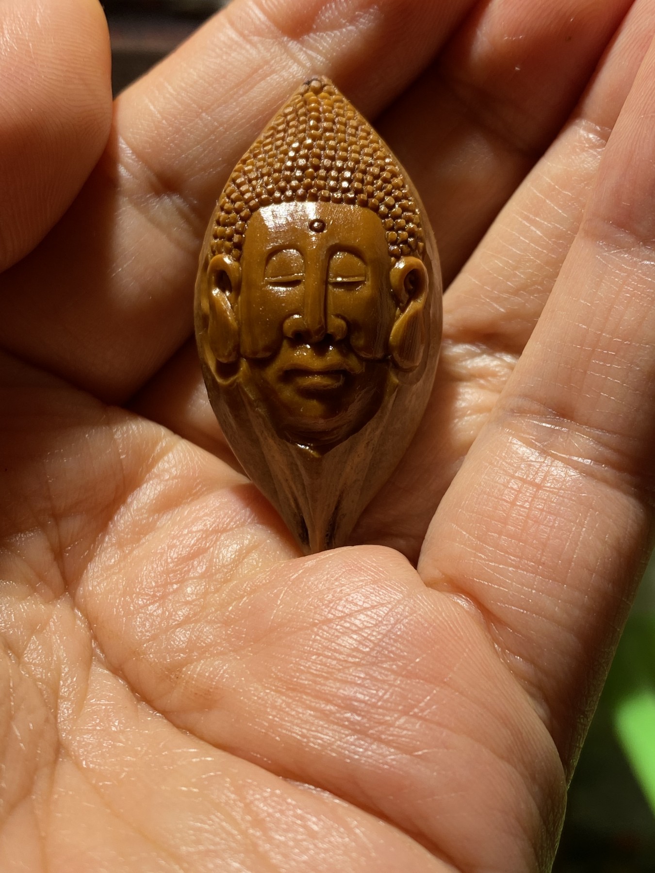 苏工核雕手工制作，总有一款适合你 苏工核雕老苏工雕刻，四花梅林大核手工羊的守护个性十足，美不胜收，尺寸2。29x4.55喜欢的来价格不贵