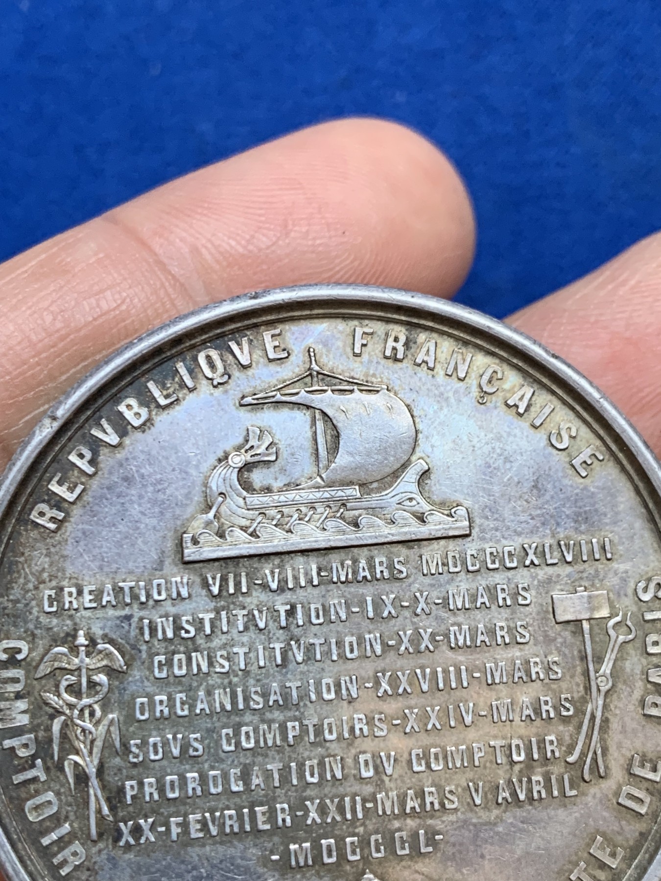 《竞宝斋》第237场- 周日，周一，周二，周日 疯狂4连拍 (全场包邮) 法国巴黎国家折扣柜台银章，44.82g，45.5mm，1879年仅铸造一个月的烟斗边铭，黄油底光