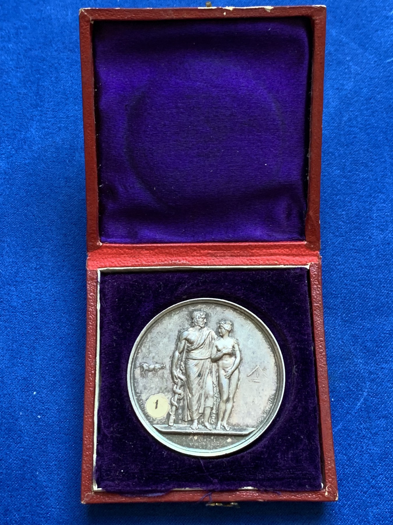 《竞宝斋》第237场- 周日，周一，周二，周日 疯狂4连拍 (全场包邮) 法国1868年图卢兹农业部疫苗接种纪念银章，用维纳斯受到治愈之神埃斯库拉佩的保护以此寓意疫苗的作用，两侧是牛和带有疫苗管的柳叶刀，37.38g，41.3mm，蜜蜂边铭，贴了编号贴纸，原味包浆 细节精致