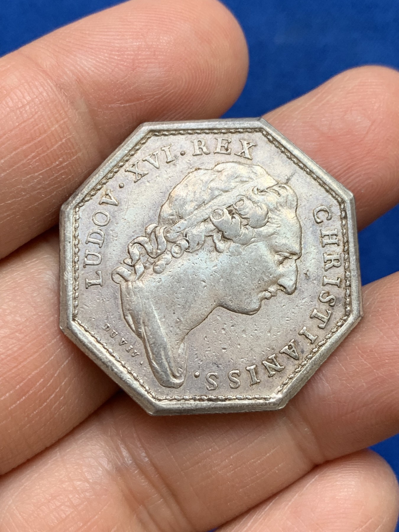 《竞宝斋》第237场- 周日，周一，周二，周日 疯狂4连拍 (全场包邮) 法国路易十六皇家宝藏八角银质代币，12.86g，32.2mm，早期无边铭