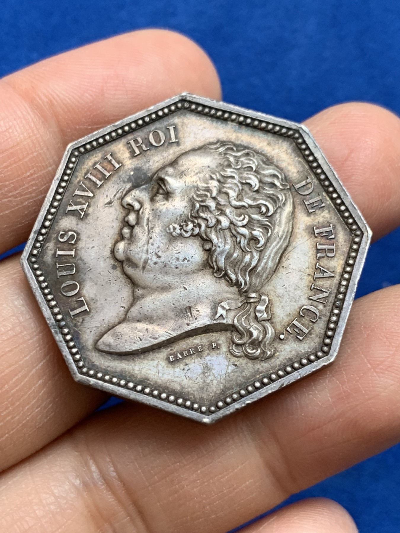 《竞宝斋》第237场- 周日，周一，周二，周日 疯狂4连拍 (全场包邮) 法国路易十八巴黎一般保险公司八角银代币，22.45g，35.7mm，这款少见的早期无边铭