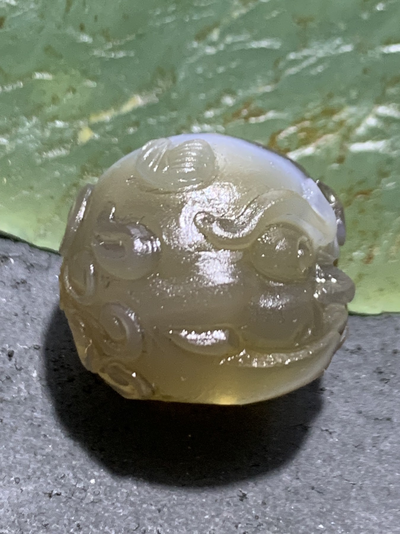 精美亚光巴西玛瑙手工雕刻瑞兽珠子（吊坠）一个