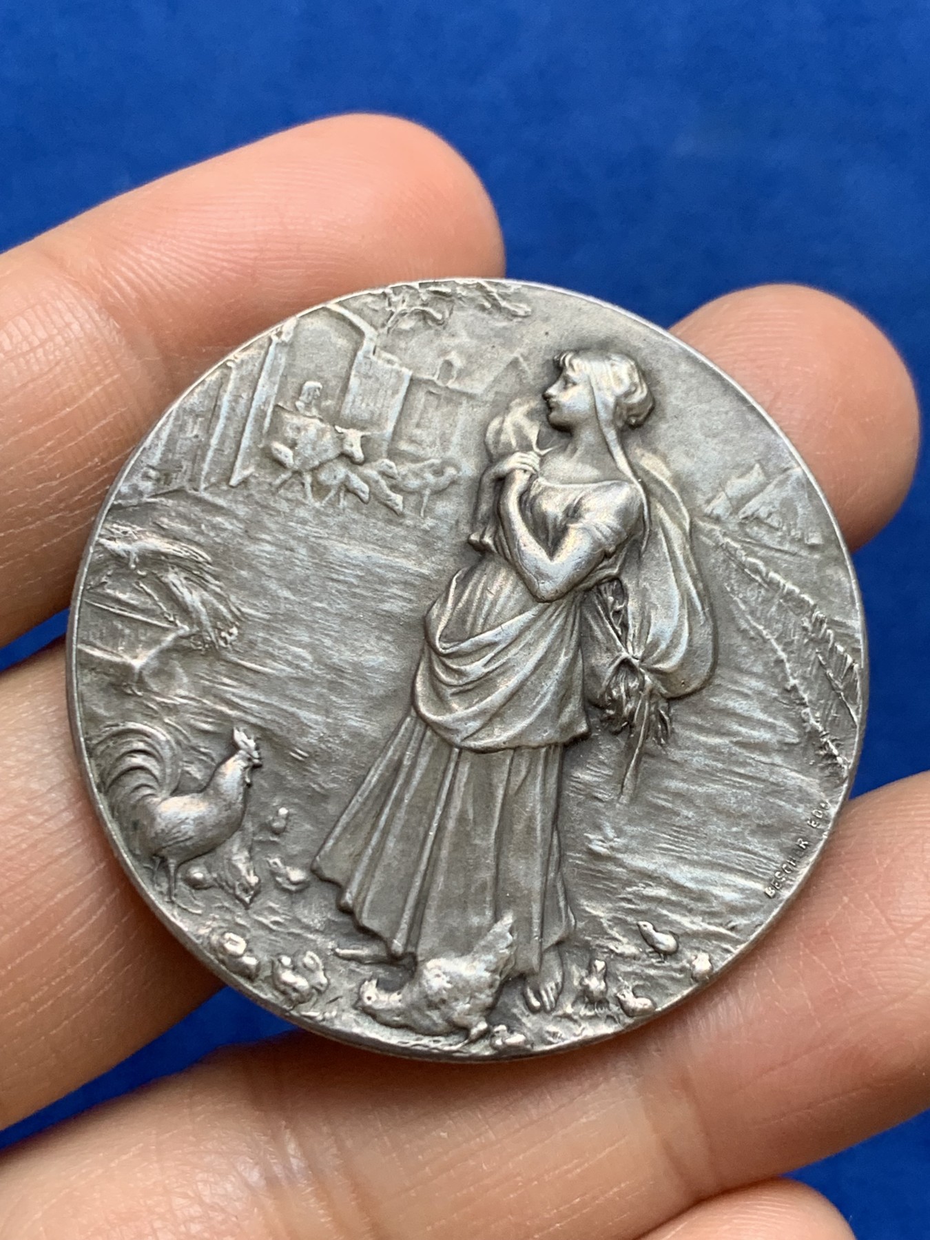 《竞宝斋》第237场- 周日，周一，周二，周日 疯狂4连拍 (全场包邮) 法国1903年德勒区农业展银章，捡稻穗的小女孩，33.01克，41.9mm，丰饶角边铭