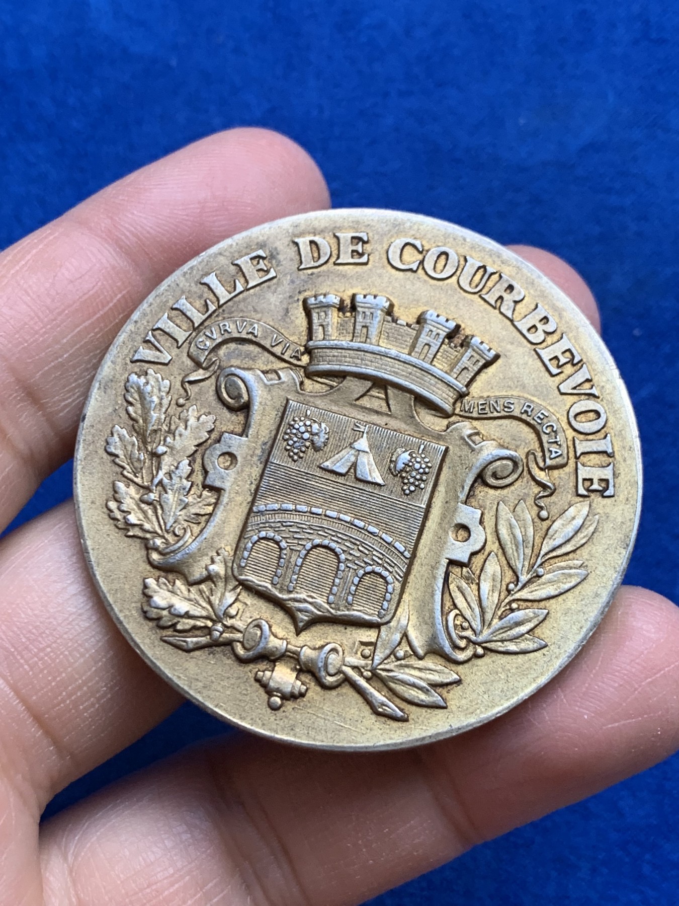 《竞宝斋》第237场- 周日，周一，周二，周日 疯狂4连拍 (全场包邮) 法国库尔布瓦市以表彰为城市服务鎏金银质奖章，62.05g，50.2mm，丰饶角2银标