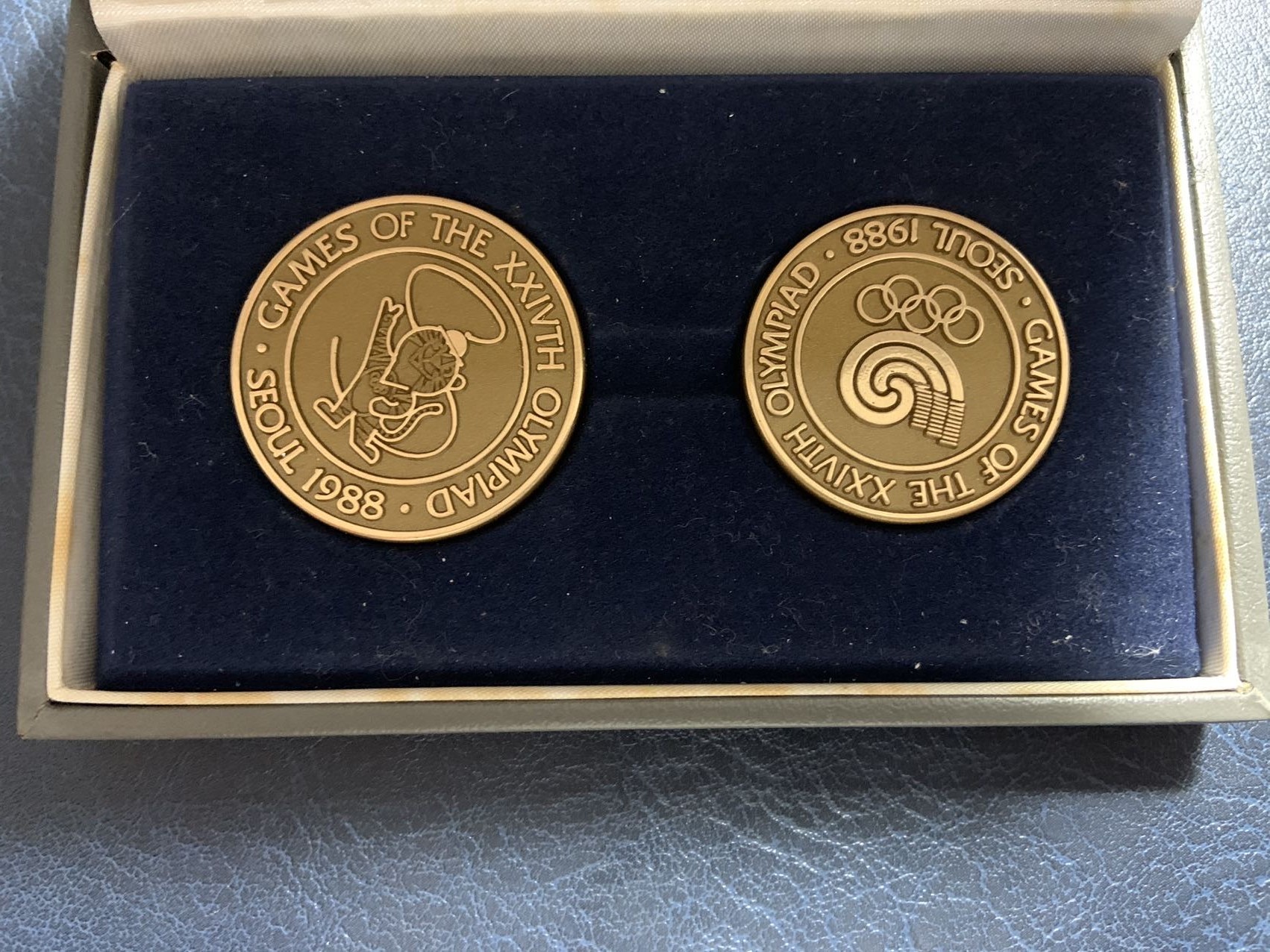 收藏联盟Quantum Auction 第319期拍卖  韩国1988年首尔奥运会精制纪念银和铜币 品相UNC 小盒子内部有黄 