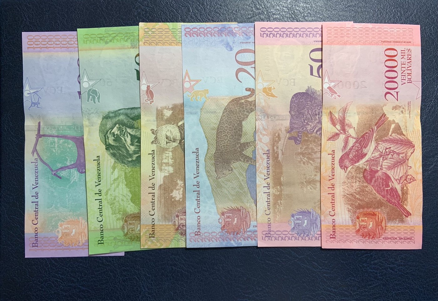 收藏联盟Quantum Auction 第319期拍卖  委瑞内拉2014-18年2-20000玻利维亚 品相UNC 打侧光的部分为AU+ 