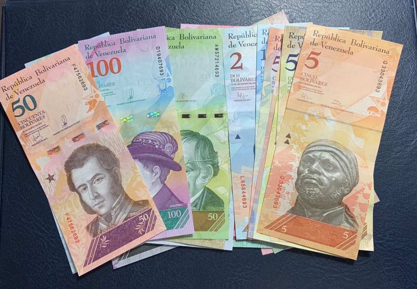 收藏联盟Quantum Auction 第319期拍卖  委瑞内拉2014-18年2-20000玻利维亚 品相UNC 打侧光的部分为AU+ 
