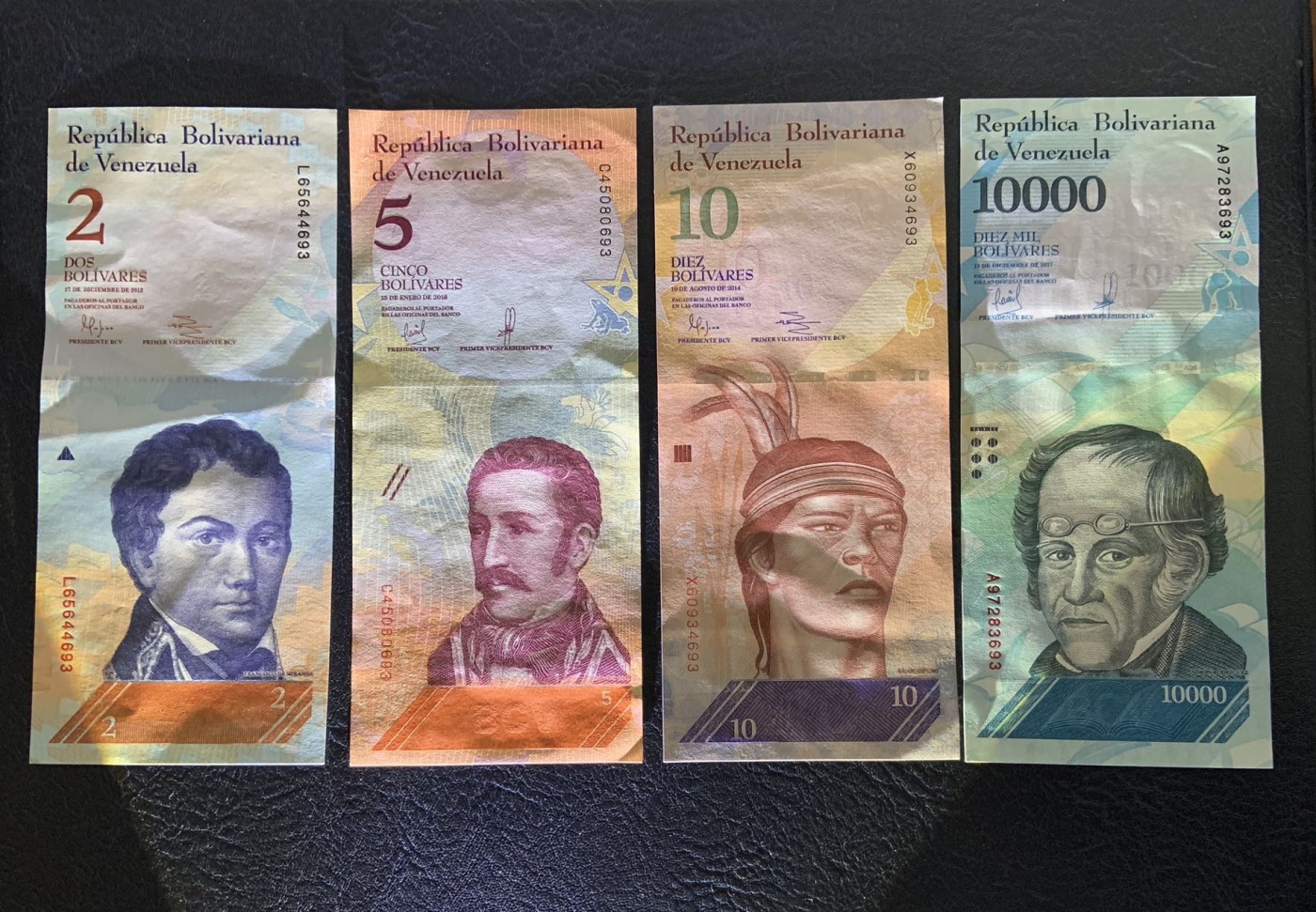收藏联盟Quantum Auction 第319期拍卖  委瑞内拉2014-18年2-20000玻利维亚 品相UNC 打侧光的部分为AU+ 