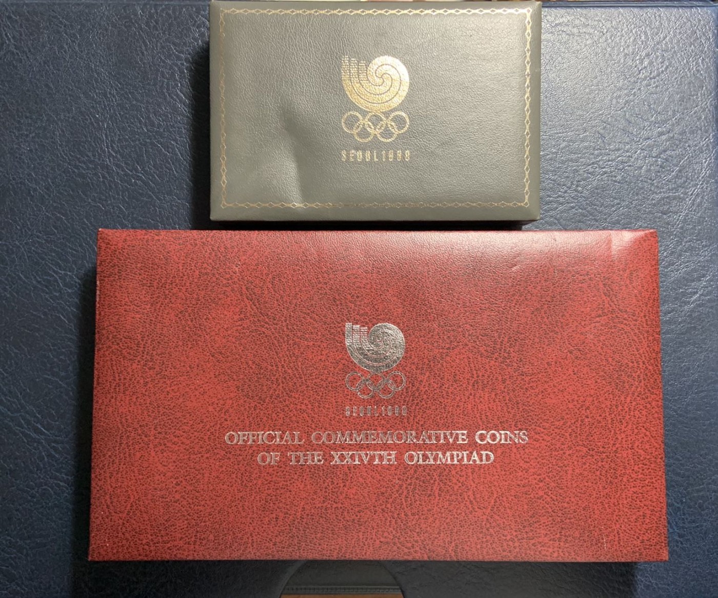 收藏联盟Quantum Auction 第319期拍卖  韩国1988年首尔奥运会精制纪念银和铜币 品相UNC 小盒子内部有黄 