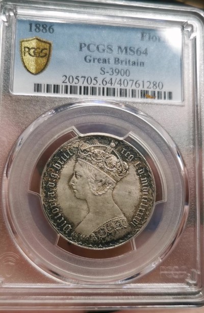 凡希社世界钱币微拍第二百五十九期 荐！1886英国小维哥特式佛罗林PCGS-MS64 华丽的黑金环彩，个性化的视觉审美，被PCGS选为封面顶格币！