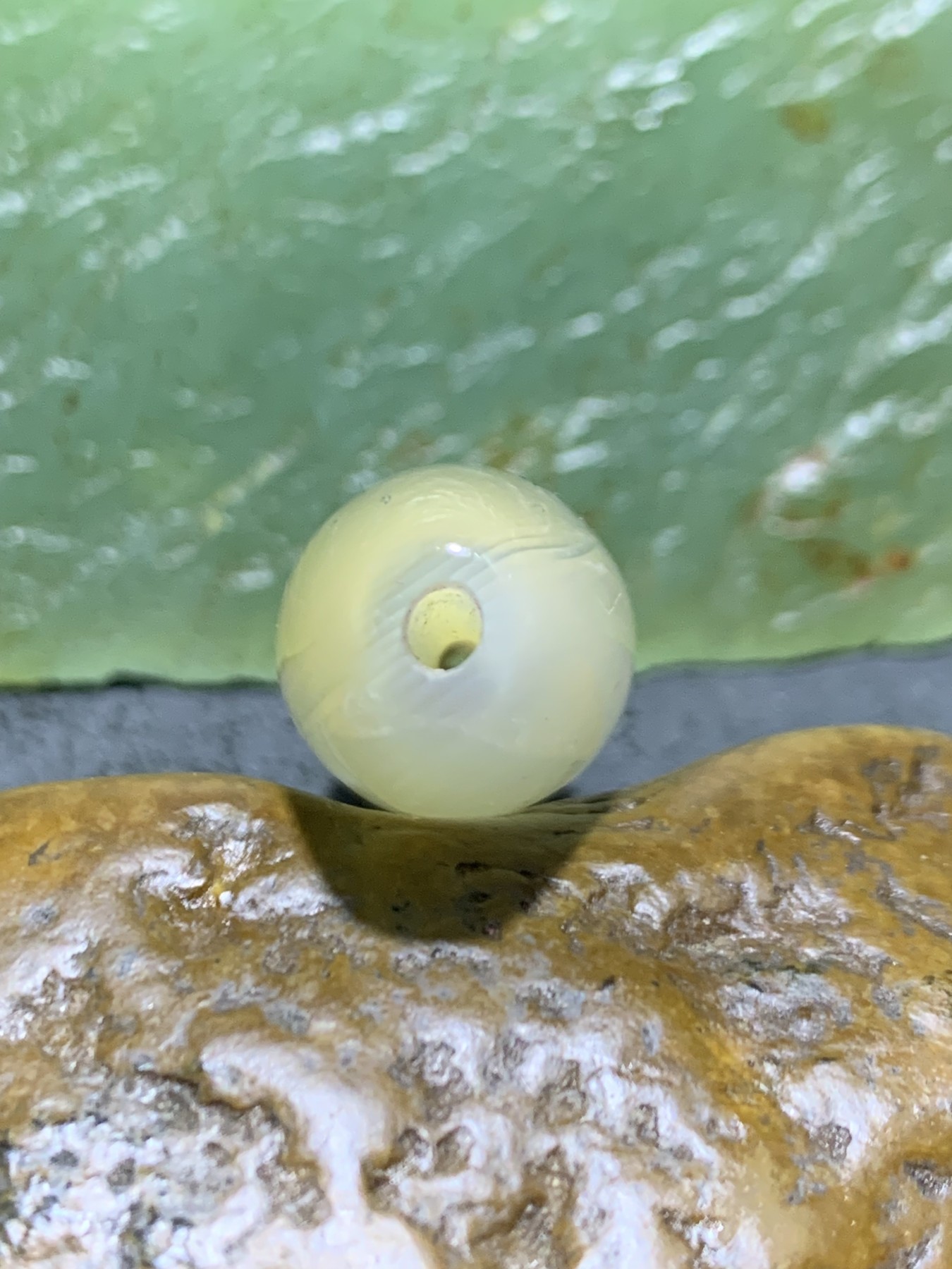 精美亚光高玉化巴西玛瑙手工俏色巧雕佛在心中桶珠一个