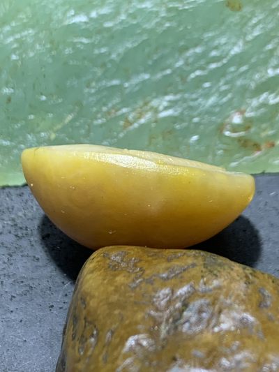 精美亚光晶洞战国红玛瑙手工雕刻双鱼吊坠一个(寓意，富贵有余）， 精美亚光晶洞战国红玛瑙手工雕刻双鱼吊坠一个(寓意，富贵有余），