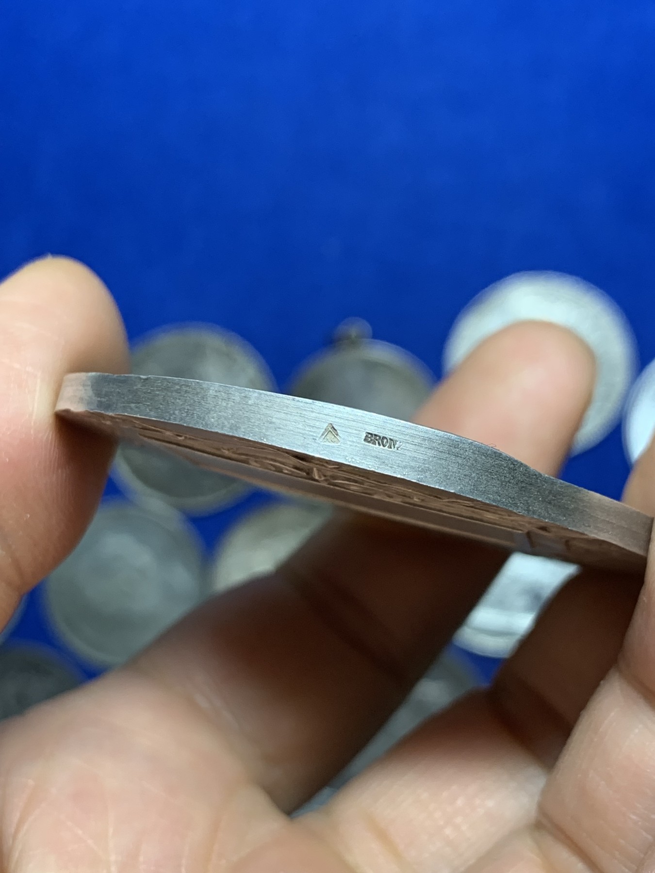 《竞宝斋》第235场-周日，周一，周二，周三 疯狂4连拍 (全场包邮) 法国铜镀银章 自由帽玛丽安娜奖章 法国镀银铜章，新艺术风格，头戴自由帽和月桂花环的玛丽安娜，此章非常少见。材质铜镀银，边铭三角Bronze，直径54.7mm，重量70.2g，品相接近完美，包浆自然，如图。