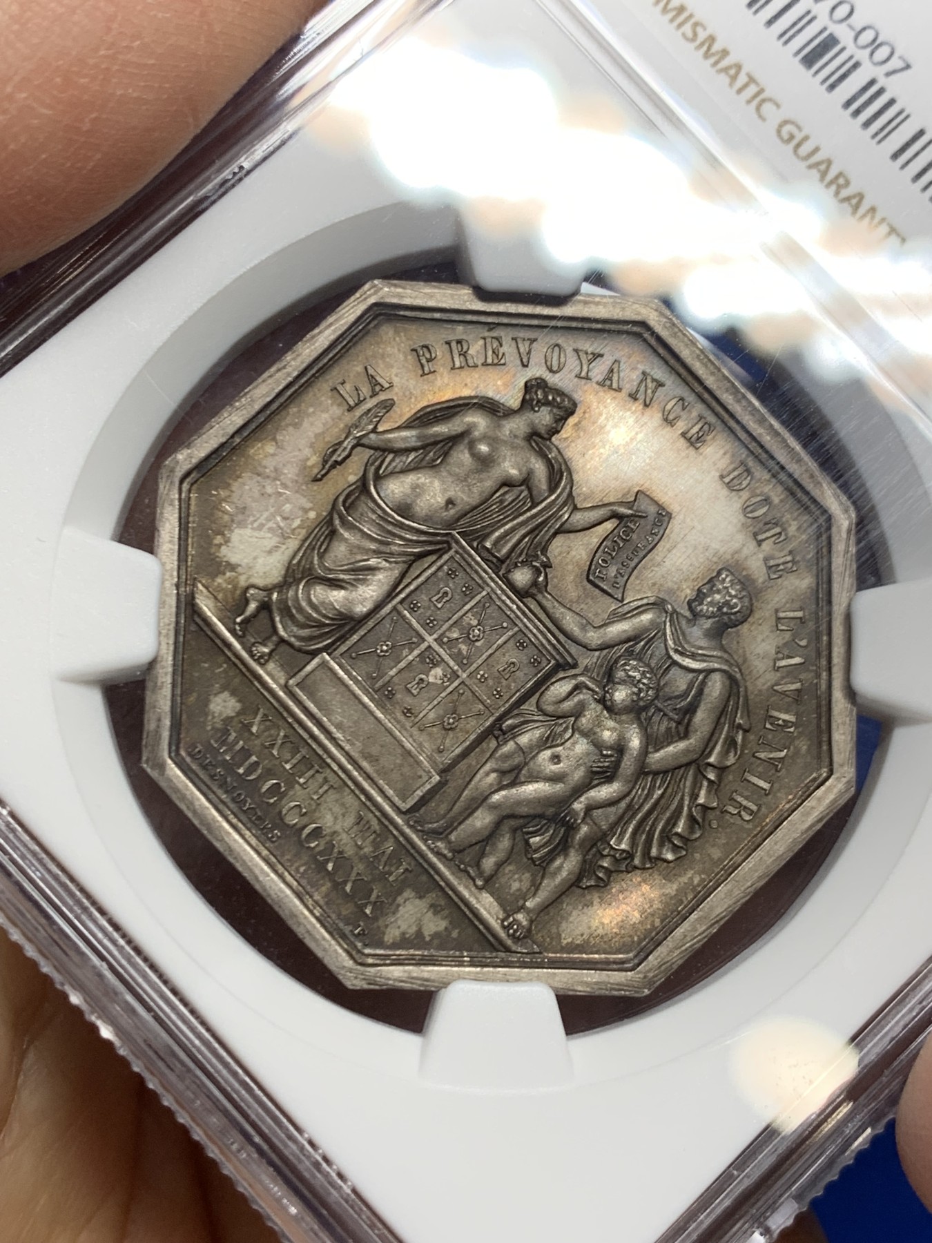 《竞宝斋》第237场- 周日，周一，周二，周日 疯狂4连拍 (全场包邮) NGC-MS65 法国 八角银质代币 国家火灾保险公司，蜜蜂边铭（1860-1879）罕见的底板异常干净且金红色漂亮的包浆，难得一见的极品 