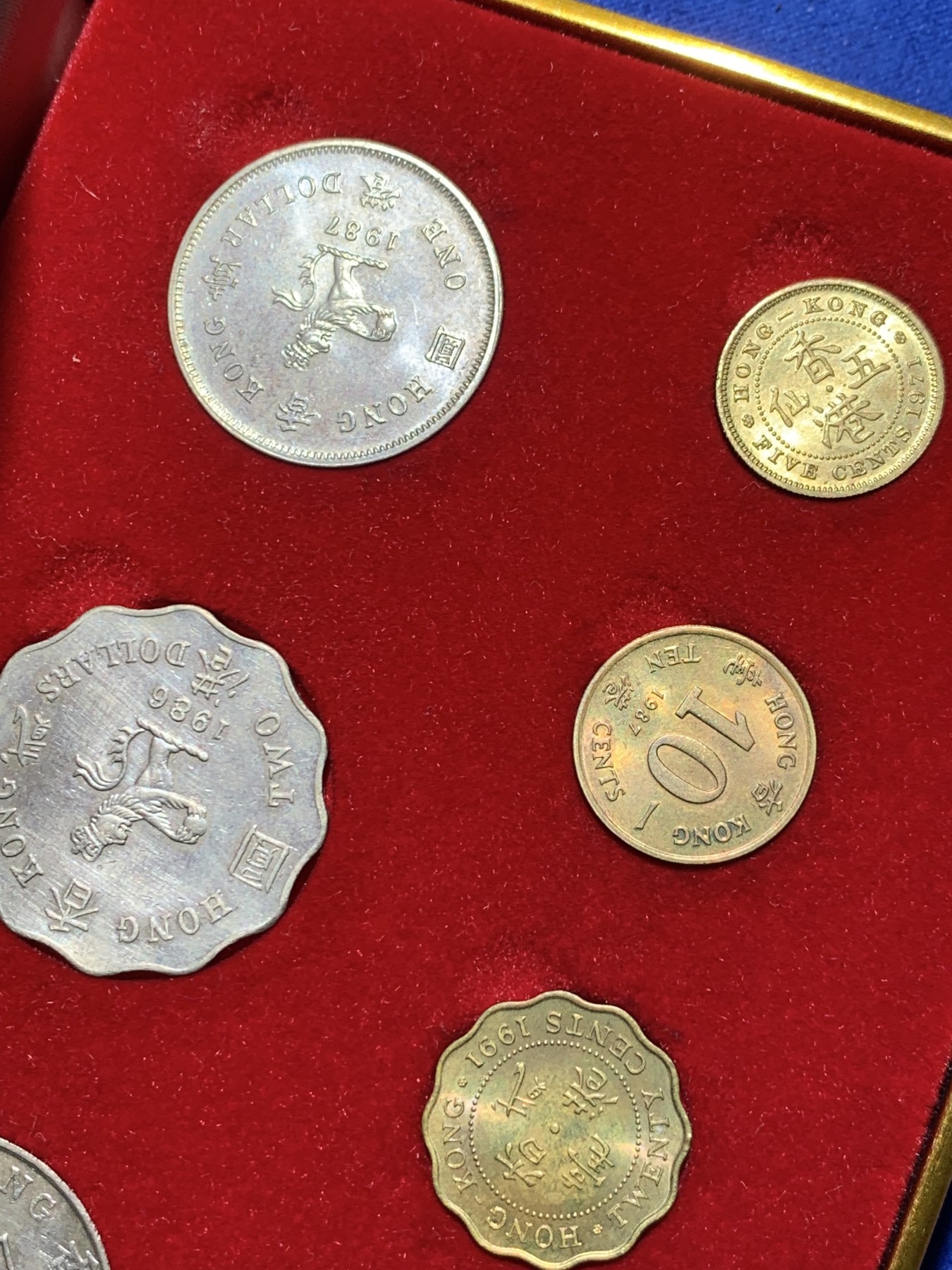 《竞宝斋》第235场-周日，周一，周二，周三 疯狂4连拍 (全场包邮) 英属香港 1980S 流通硬币套盒 好品回归礼品套装 配备高档丝绒盒子 盒子完好 共含有一整套7枚流通 币均为未流通光品