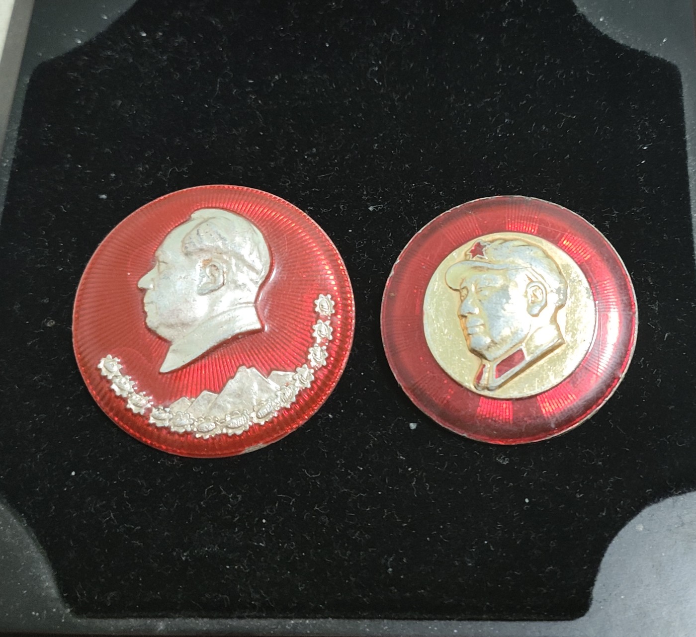 仁孝堂徽章红藏拍卖(第二场) 毛主席像章两枚 别针有残 题材很好 新疆维吾尔自治区革委会成立