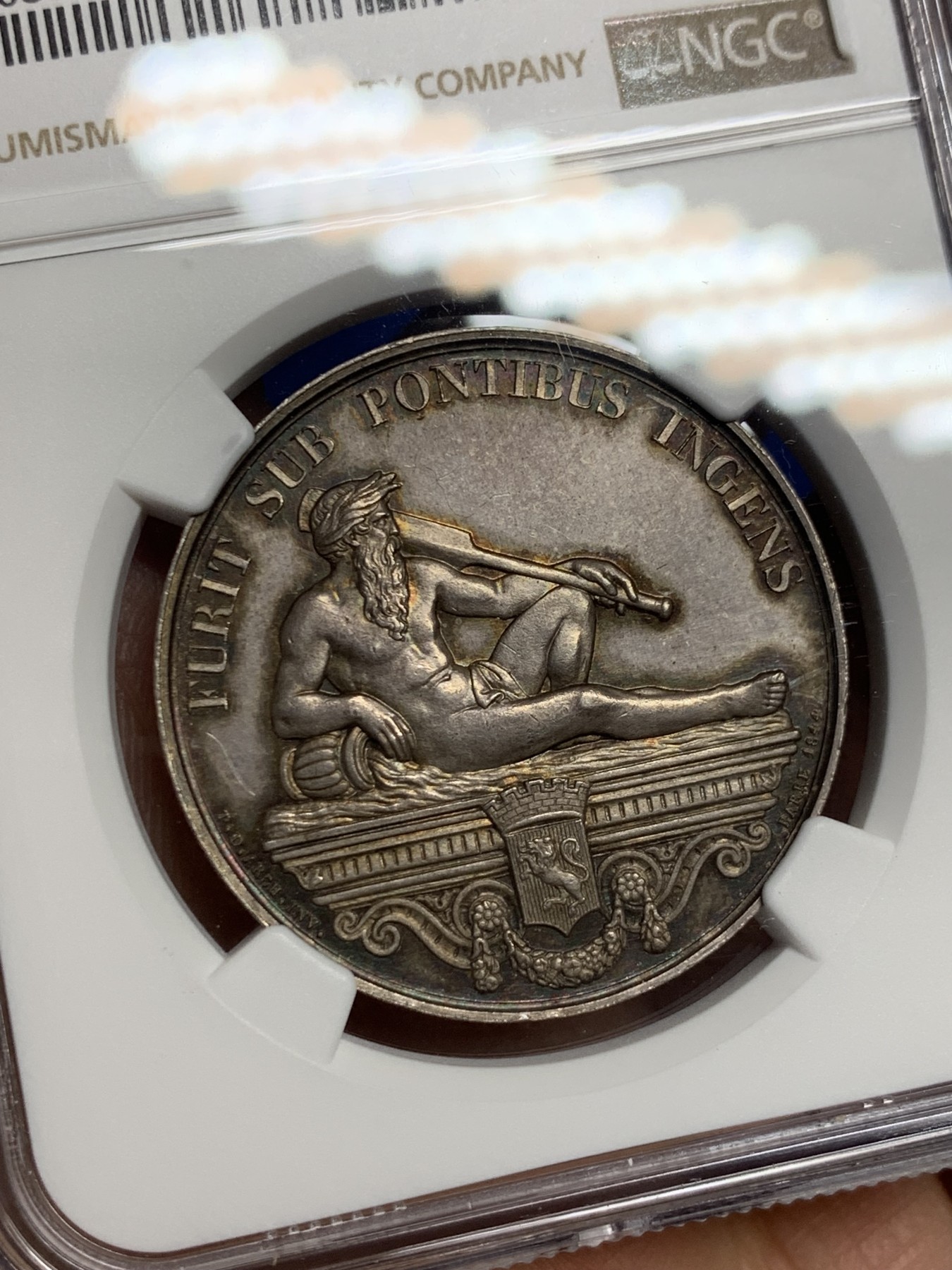 《竞宝斋》第237场- 周日，周一，周二，周日 疯狂4连拍 (全场包邮) NGC-MS63 法国银质代币，里昂罗纳河谷桥梁总公司，受罗纳河河神庇护的里昂大学院门户桥梁，1842-1845年船首边铭，五彩油性包浆