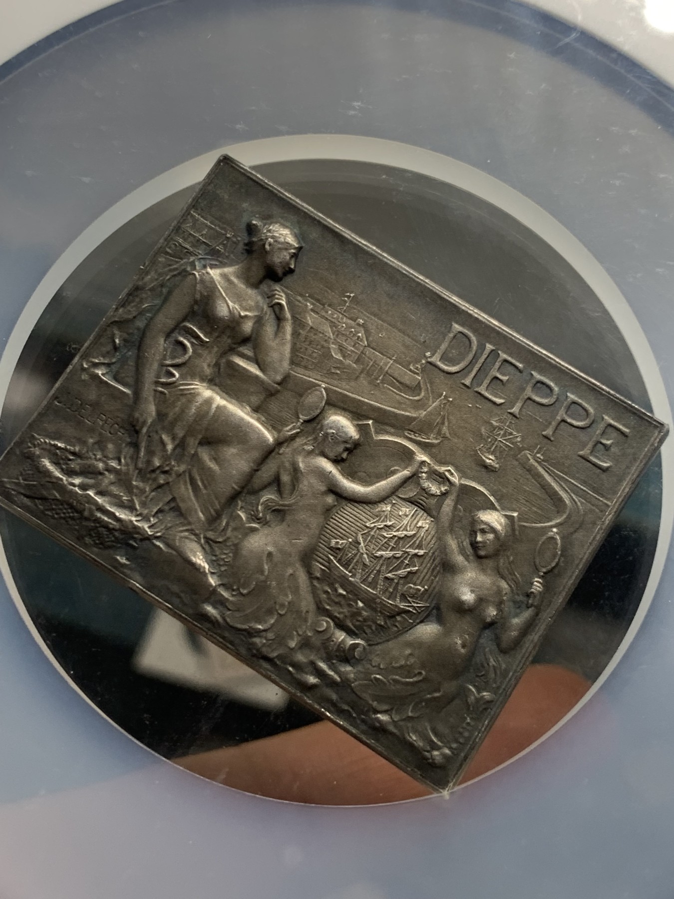 《竞宝斋》第237场- 周日，周一，周二，周日 疯狂4连拍 (全场包邮) NGC-MS64 法国迪耶普城镇纪念方形银章，双美人鱼，以城市港口为背景的各种海上装置向我们展示了一个繁荣的海边城市，超大盒子