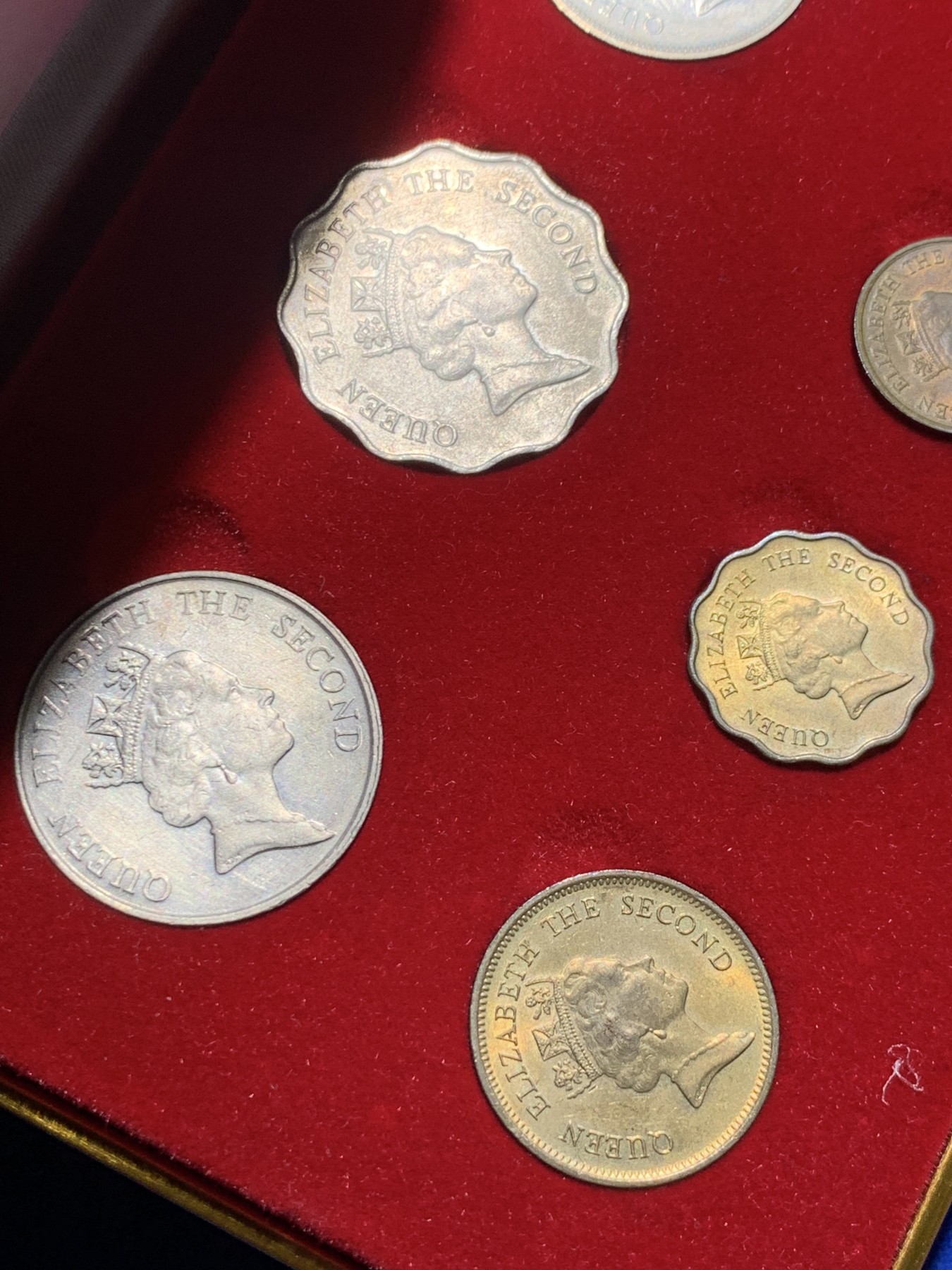 《竞宝斋》第235场-周日，周一，周二，周三 疯狂4连拍 (全场包邮) 英属香港 1980S 流通硬币套盒 好品回归礼品套装 配备高档丝绒盒子 盒子完好 共含有一整套7枚流通 币均为未流通光品