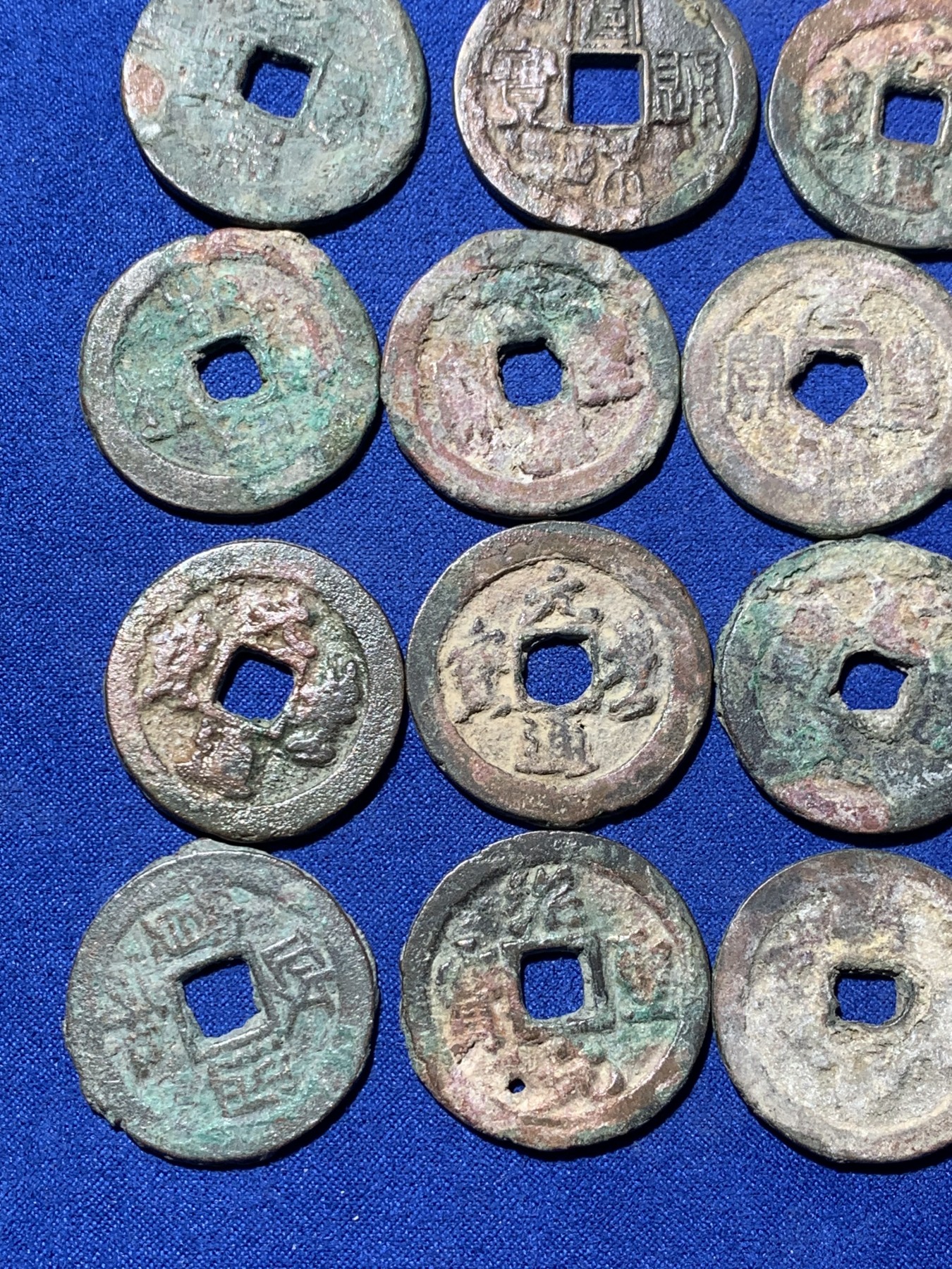 《竞宝斋》第235场-周日，周一，周二，周三 疯狂4连拍 (全场包邮) 宋散钱 折二折三钱一共16枚，原状态，外加一枚字口极好可惜裂了的崇祯通宝背右二 细节见图