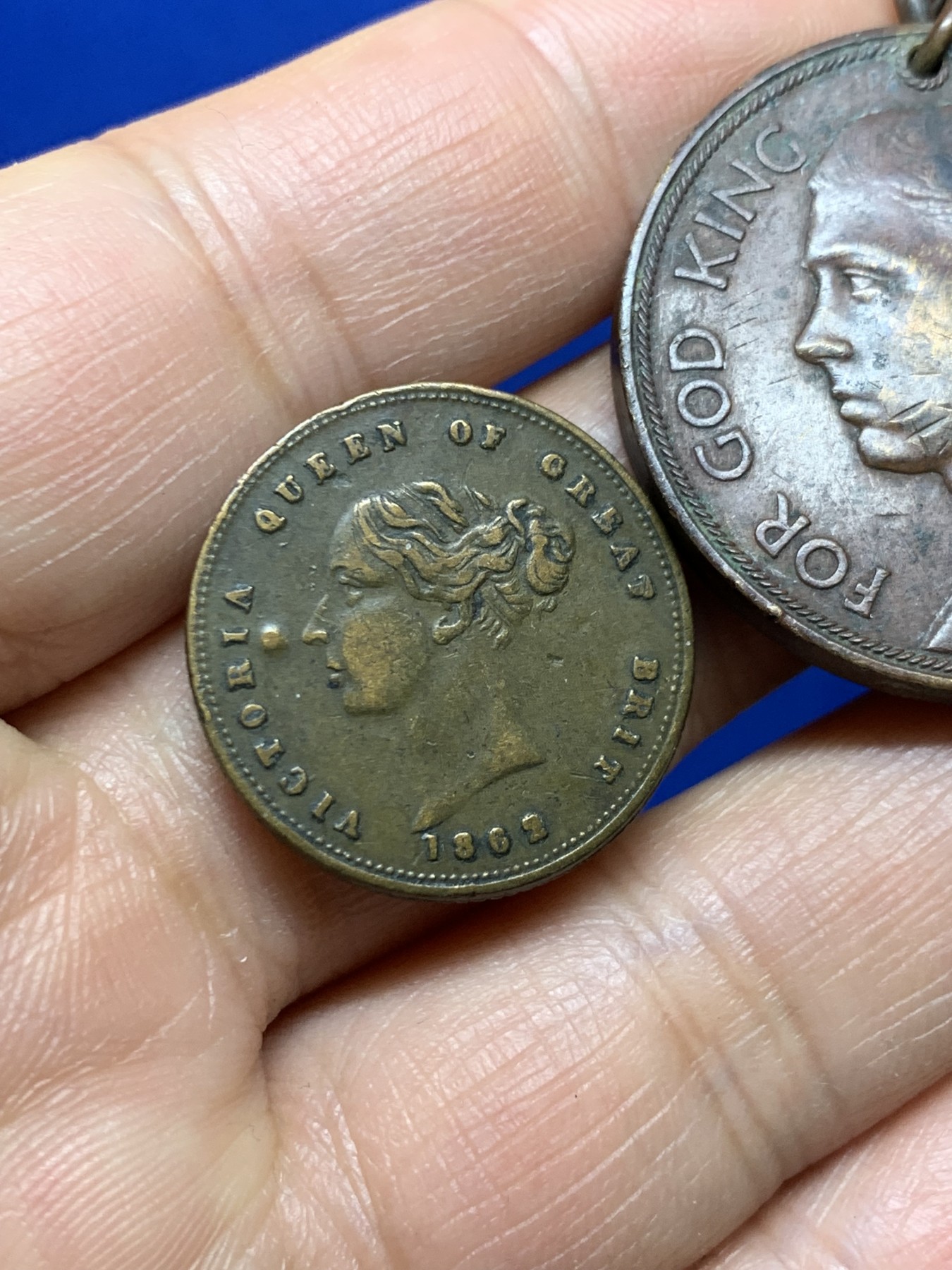 《竞宝斋》第235场-周日，周一，周二，周三 疯狂4连拍 (全场包邮) 两枚一组 维多利亚趣味币+爱德华八世铜吊坠