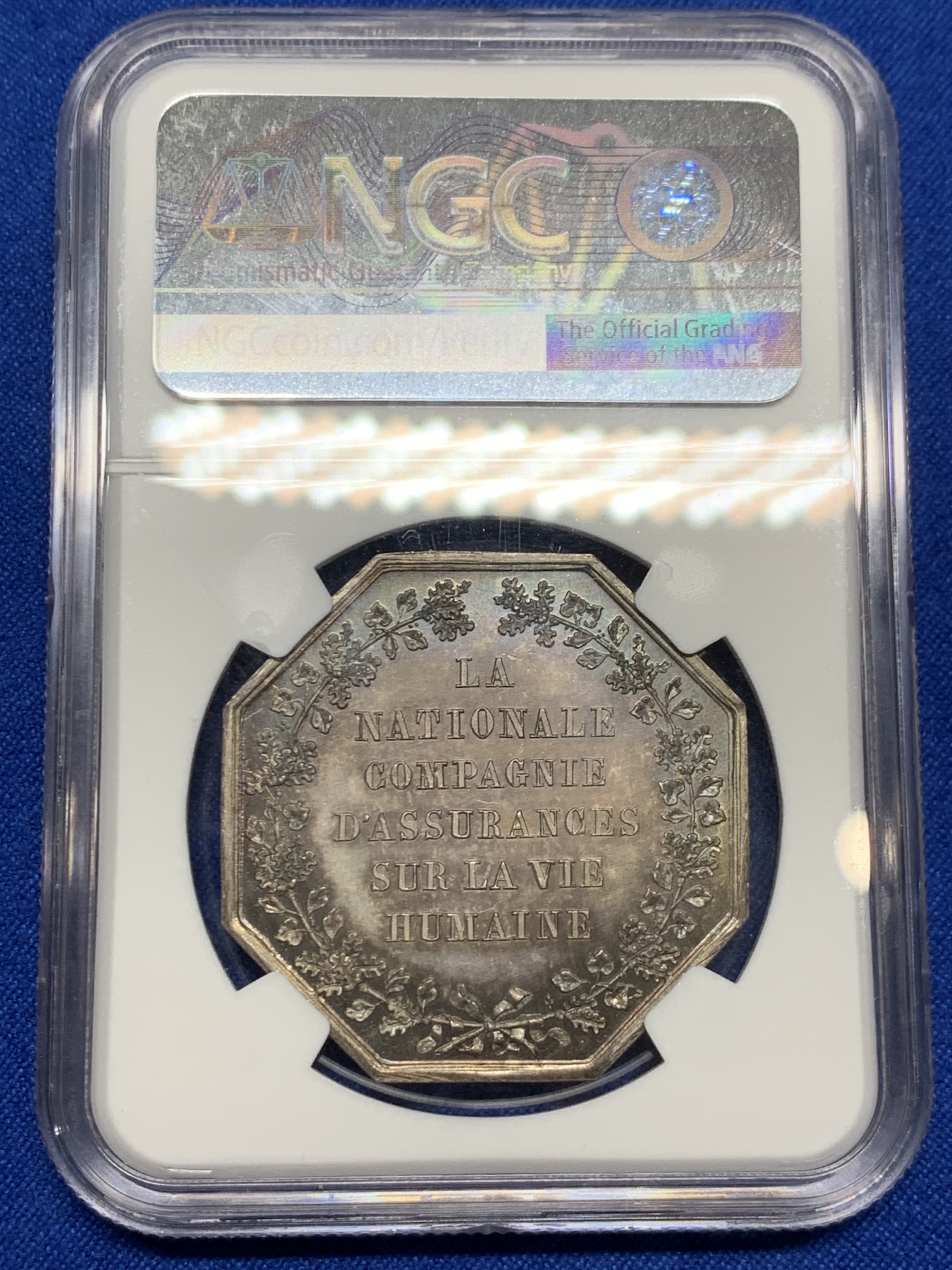 《竞宝斋》第237场- 周日，周一，周二，周日 疯狂4连拍 (全场包邮) NGC-MS65 法国 八角银质代币 国家火灾保险公司，蜜蜂边铭（1860-1879）罕见的底板异常干净且金红色漂亮的包浆，难得一见的极品 