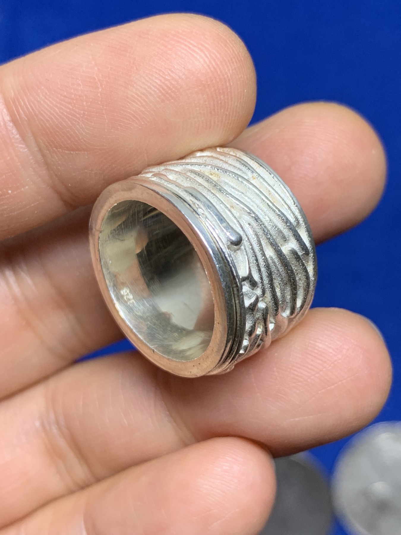 《竞宝斋》第235场-周日，周一，周二，周三 疯狂4连拍 (全场包邮) 英国925银戒指 约1970年 戒圈带925银标 重14.9g 厚重的大扳指 重量远超一般的银戒 戒面宽13.6mm 港码在16-17左右 戒指中间外侧可转动设计 日常解压 适合自佩 戒指状态极美，虽是古董但氧化痕迹不多，被保护的很好 依然银光照人宛如全新