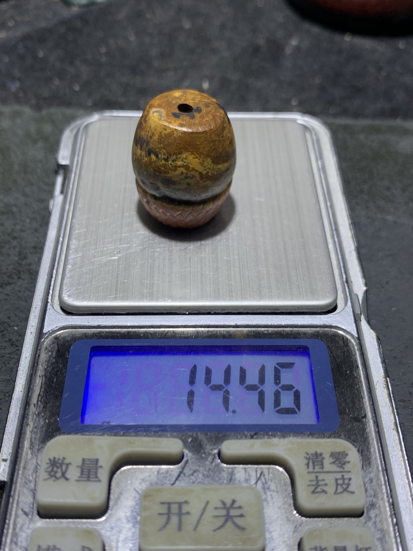 精美亚光战国红玛瑙手工俏色巧雕龙鱼桶珠一个