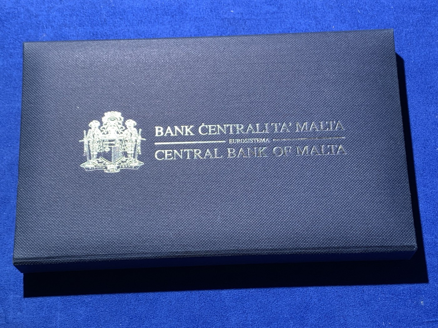 《竞宝斋》第235场-周日，周一，周二，周三 疯狂4连拍 (全场包邮) BU顶级 马耳他 2012年 全新欧元官方盒装套币稀少盒装欧元套装 高档丝绒内衬 含说明书 共计10枚币含8枚欧元流通币1枚复古纪念章和1枚双色纪念币 硬币都是闪亮出厂品相 币面带有马耳他国家经典图案 十分漂亮 盒证币都是嘎嘎新