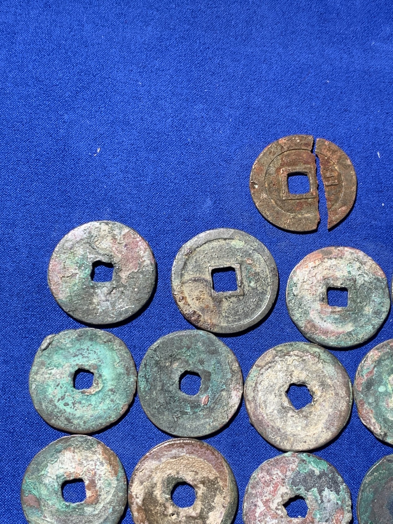 《竞宝斋》第235场-周日，周一，周二，周三 疯狂4连拍 (全场包邮) 宋散钱 折二折三钱一共16枚，原状态，外加一枚字口极好可惜裂了的崇祯通宝背右二 细节见图