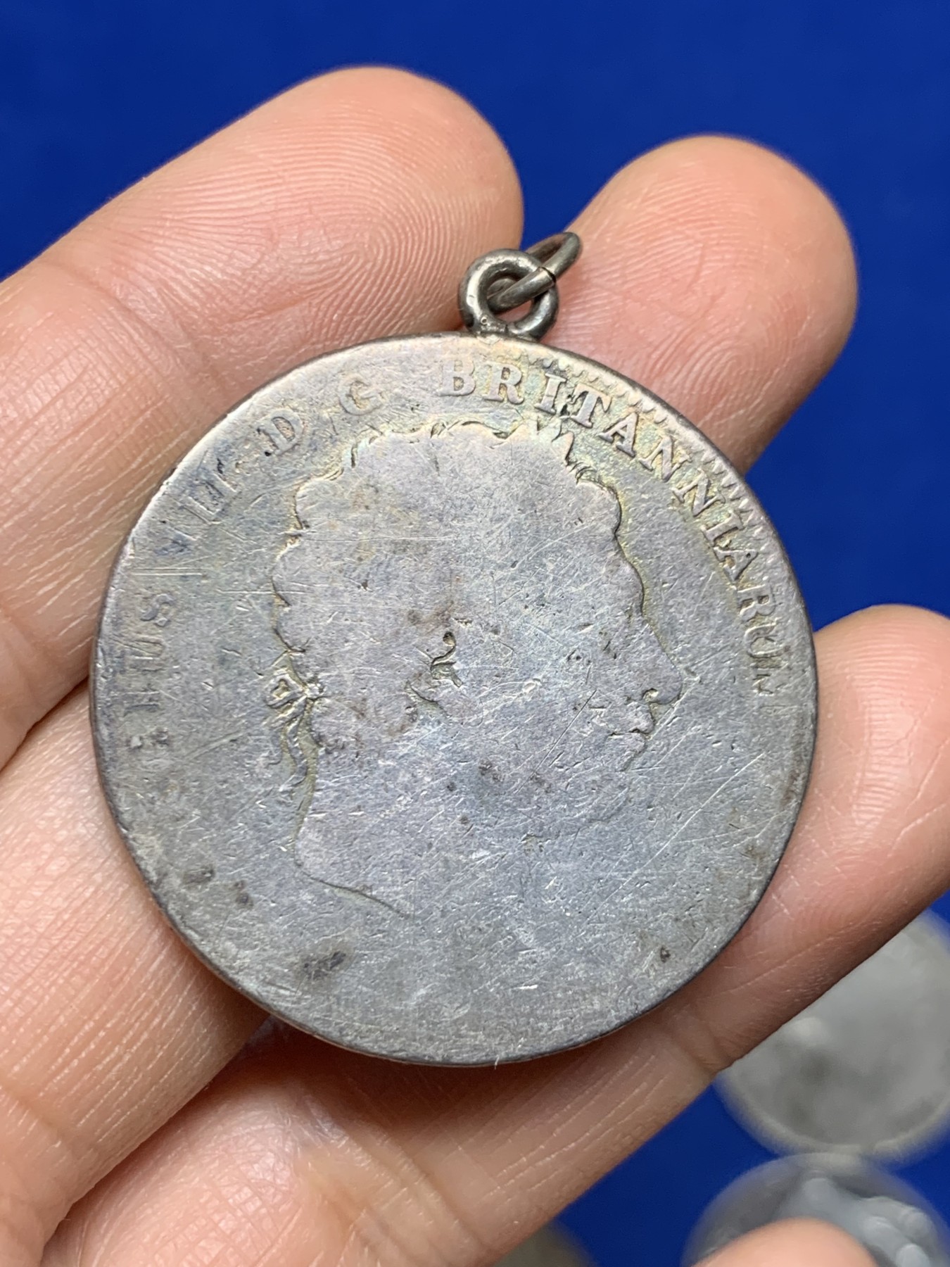 《竞宝斋》第235场-周日，周一，周二，周三 疯狂4连拍 (全场包邮) 英国乔三马剑银币挂坠 自然流通