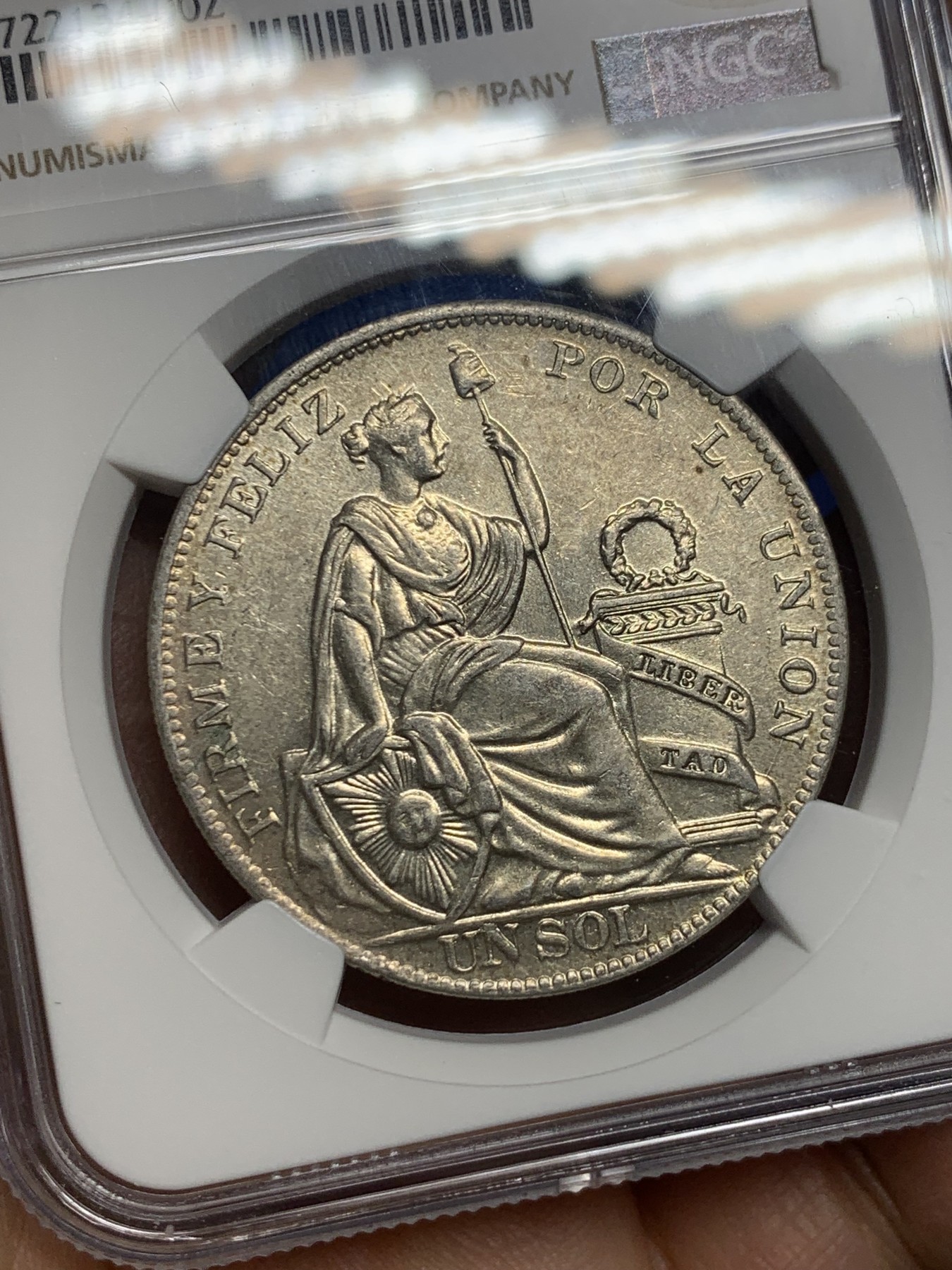 《竞宝斋》第235场-周日，周一，周二，周三 疯狂4连拍 (全场包邮) NGC-AU58 秘鲁1934年坐洋自由女神一索尔银币，原汁原味老包浆，极美黄油彩，状态极佳，非常漂亮，南美洲主币。略为低评，品质和状态绝对不输MS级，获得更高的评分数目才91枚。