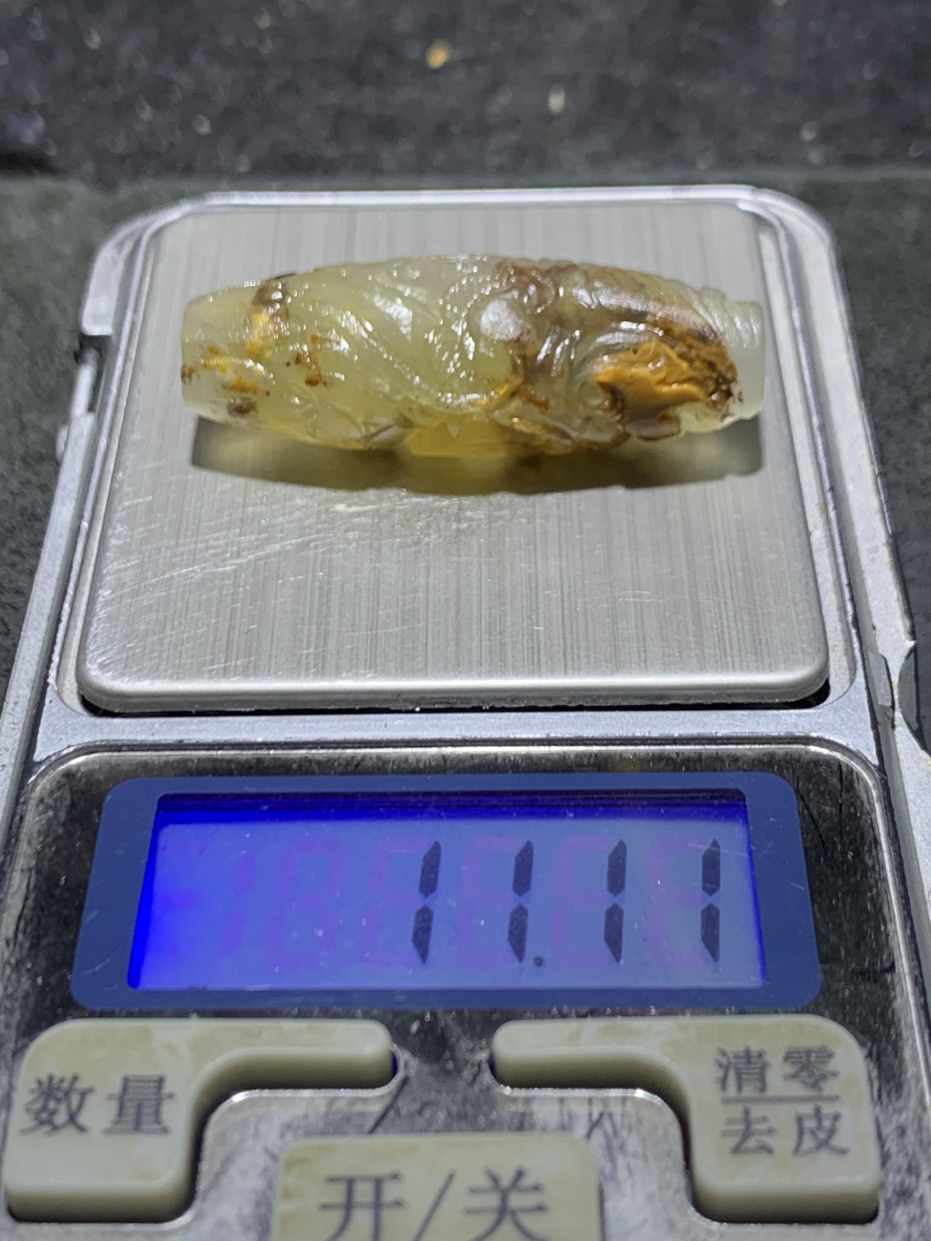 精美亚光蒙料草花纹战国红玛瑙高润度手工雕刻祥龙吊坠（把件)一个