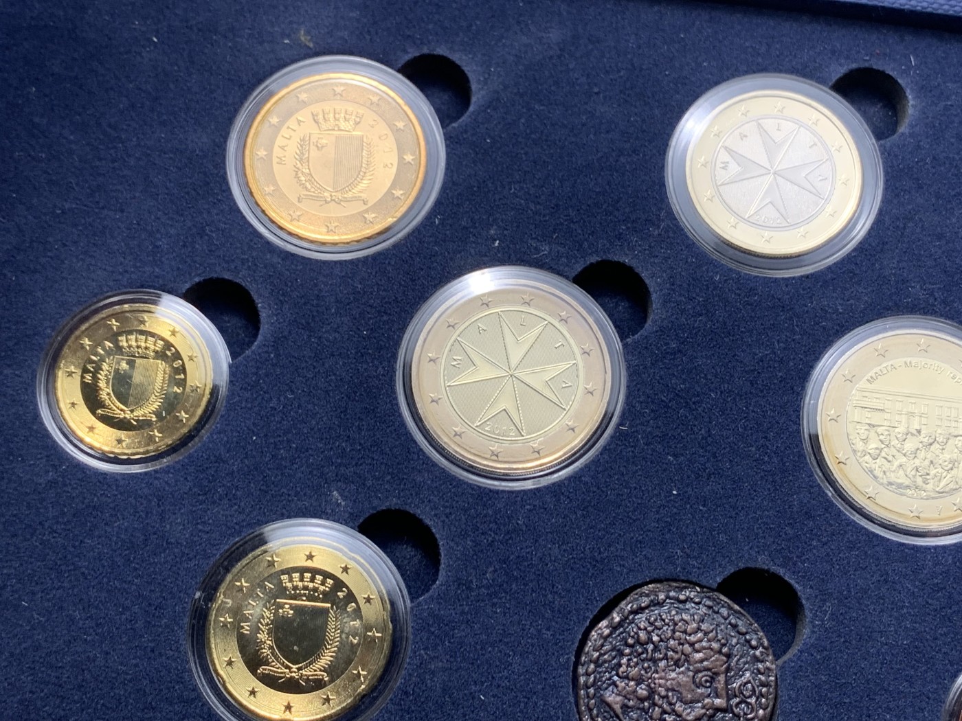《竞宝斋》第235场-周日，周一，周二，周三 疯狂4连拍 (全场包邮) BU顶级 马耳他 2012年 全新欧元官方盒装套币稀少盒装欧元套装 高档丝绒内衬 含说明书 共计10枚币含8枚欧元流通币1枚复古纪念章和1枚双色纪念币 硬币都是闪亮出厂品相 币面带有马耳他国家经典图案 十分漂亮 盒证币都是嘎嘎新