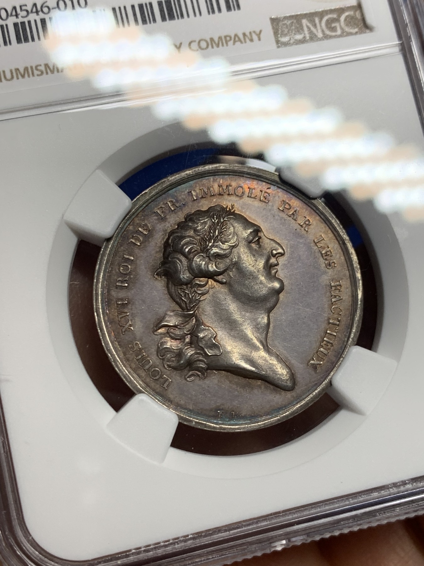 《竞宝斋》第237场- 周日，周一，周二，周日 疯狂4连拍 (全场包邮) NGC-MS62 德国名家loos作品 悼念法国大革命1793年路易十六银章，象征波旁王朝的鸢尾花羊皮纸被撕破，电闪雷鸣，法国大革命搅得欧洲天翻地覆，五彩包浆