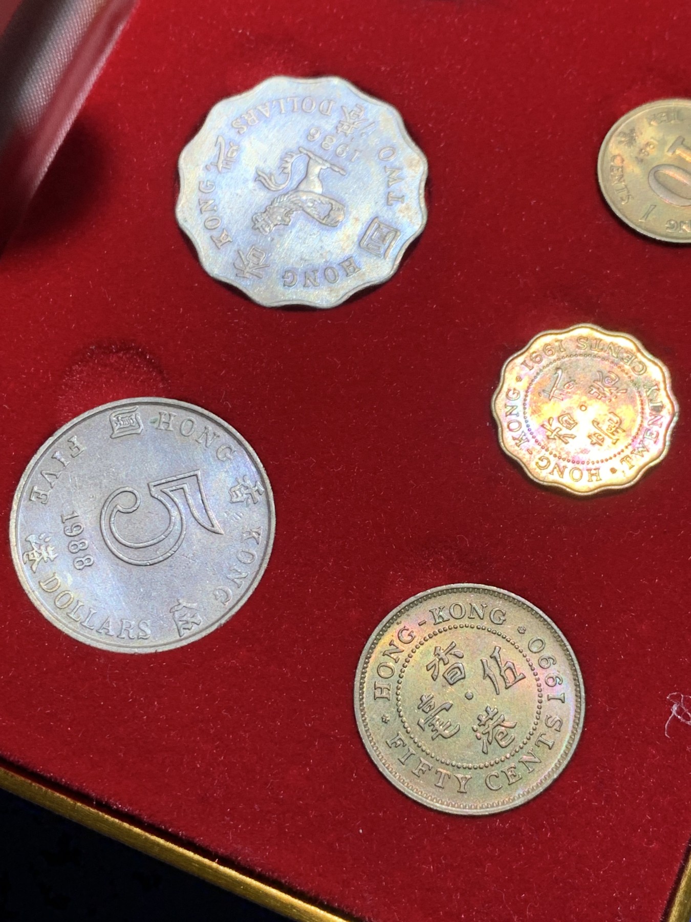 《竞宝斋》第235场-周日，周一，周二，周三 疯狂4连拍 (全场包邮) 英属香港 1980S 流通硬币套盒 好品回归礼品套装 配备高档丝绒盒子 盒子完好 共含有一整套7枚流通 币均为未流通光品