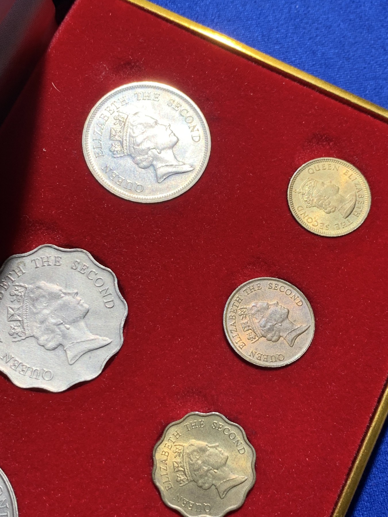 《竞宝斋》第235场-周日，周一，周二，周三 疯狂4连拍 (全场包邮) 英属香港 1980S 流通硬币套盒 好品回归礼品套装 配备高档丝绒盒子 盒子完好 共含有一整套7枚流通 币均为未流通光品