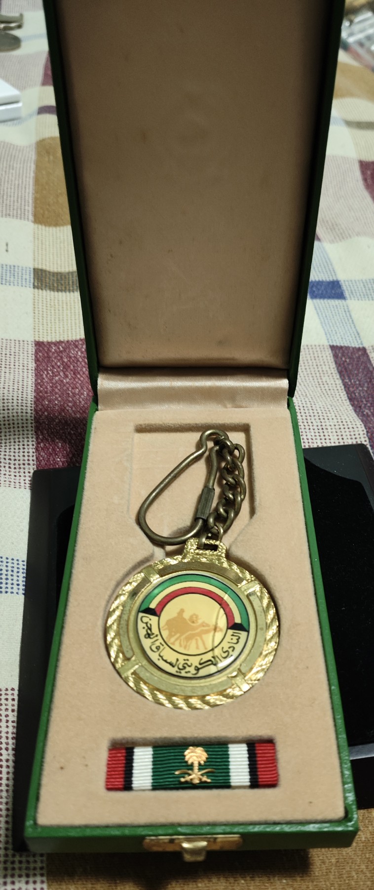 仁孝堂徽章红藏拍卖(第二场) 少见 沙特阿拉伯版海湾战争奖章 意大利定制 授予联军高级军官 不过很明显得主没当回事 改成钥匙扣了