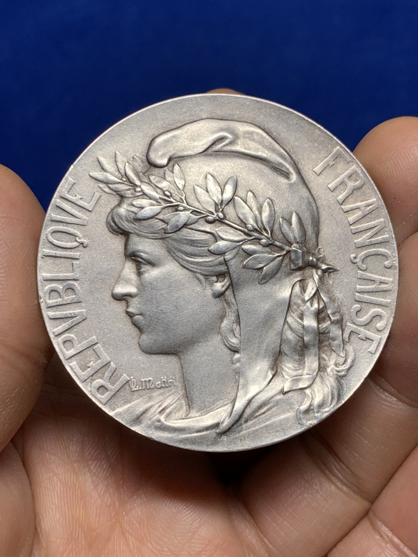 《竞宝斋》第235场-周日，周一，周二，周三 疯狂4连拍 (全场包邮) 法国铜镀银章 自由帽玛丽安娜奖章 法国镀银铜章，新艺术风格，头戴自由帽和月桂花环的玛丽安娜，此章非常少见。材质铜镀银，边铭三角Bronze，直径54.7mm，重量70.2g，品相接近完美，包浆自然，如图。