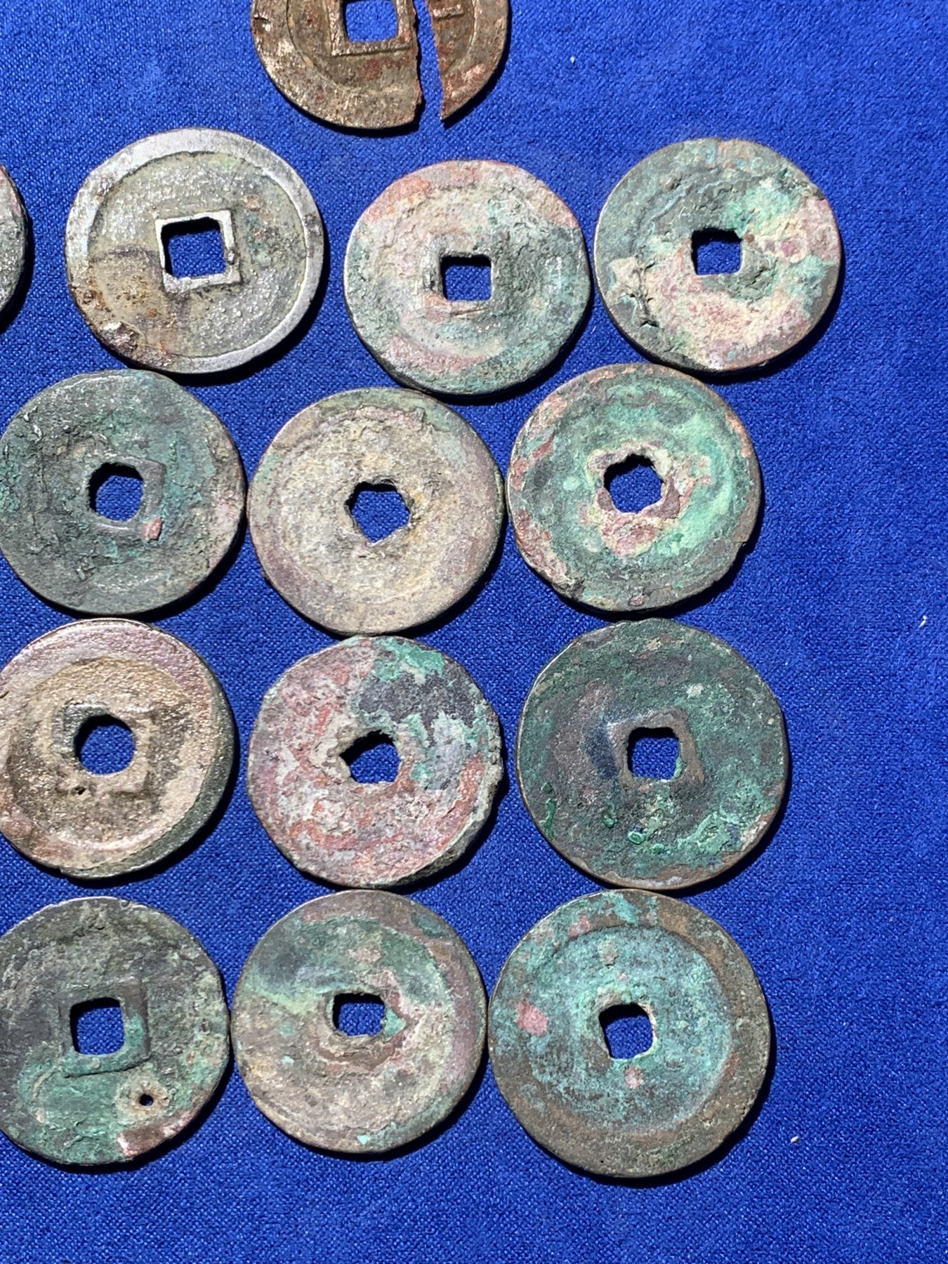 《竞宝斋》第235场-周日，周一，周二，周三 疯狂4连拍 (全场包邮) 宋散钱 折二折三钱一共16枚，原状态，外加一枚字口极好可惜裂了的崇祯通宝背右二 细节见图