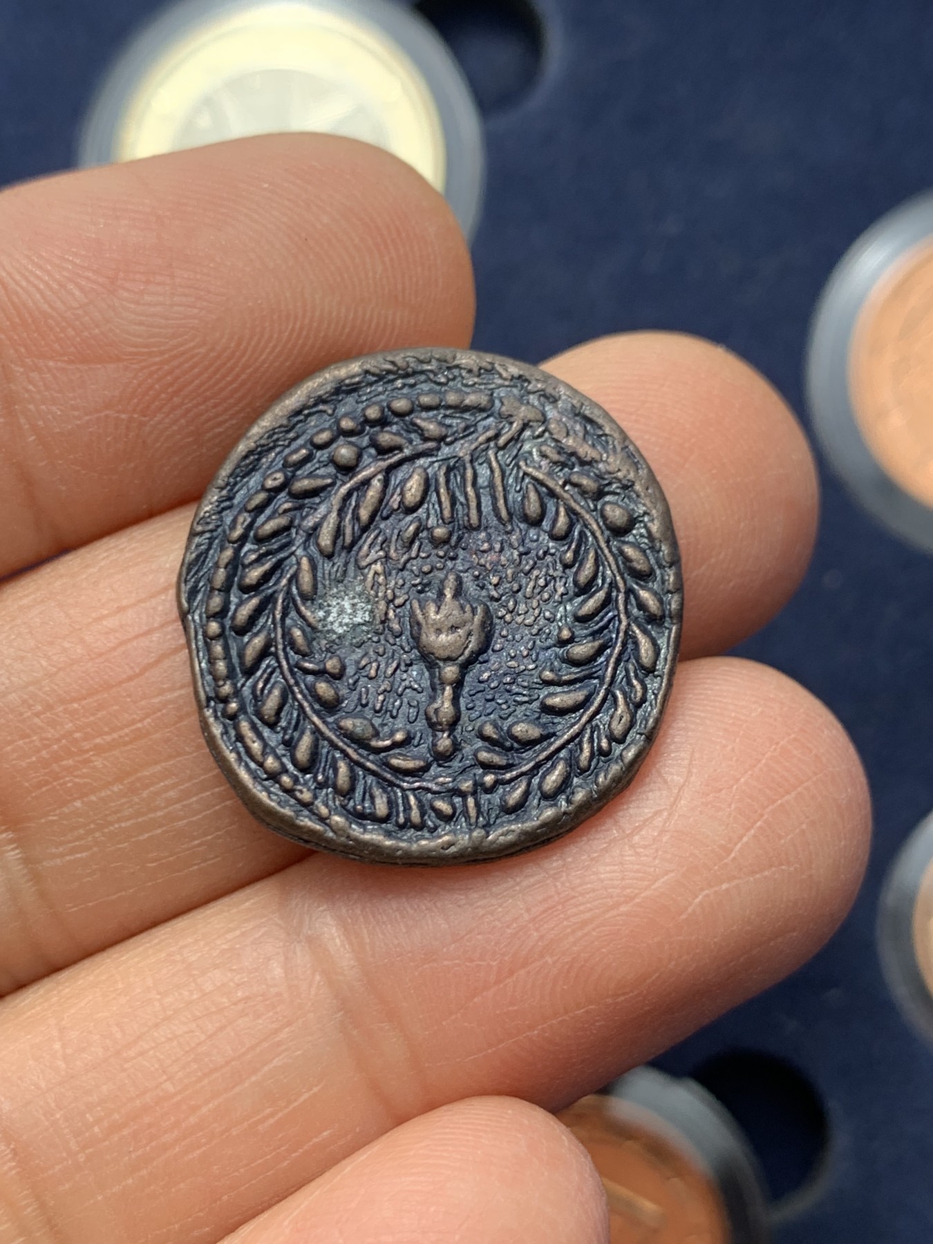 《竞宝斋》第235场-周日，周一，周二，周三 疯狂4连拍 (全场包邮) BU顶级 马耳他 2012年 全新欧元官方盒装套币稀少盒装欧元套装 高档丝绒内衬 含说明书 共计10枚币含8枚欧元流通币1枚复古纪念章和1枚双色纪念币 硬币都是闪亮出厂品相 币面带有马耳他国家经典图案 十分漂亮 盒证币都是嘎嘎新