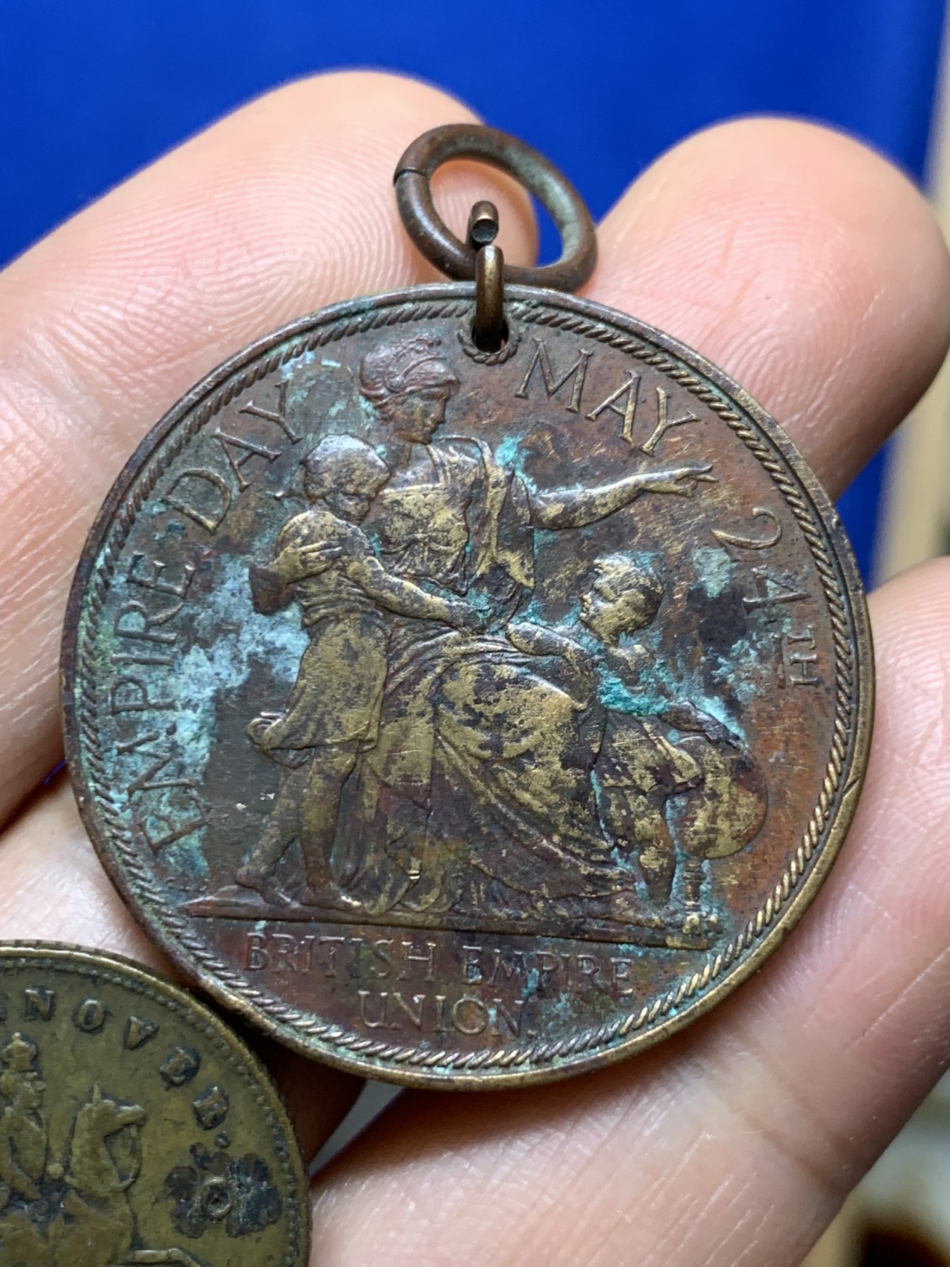 《竞宝斋》第235场-周日，周一，周二，周三 疯狂4连拍 (全场包邮) 两枚一组 维多利亚趣味币+爱德华八世铜吊坠