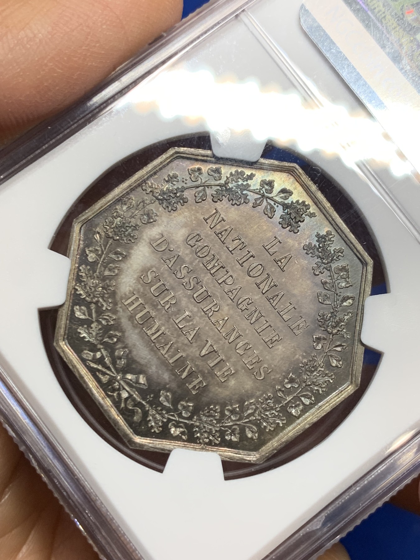 《竞宝斋》第237场- 周日，周一，周二，周日 疯狂4连拍 (全场包邮) NGC-MS65 法国 八角银质代币 国家火灾保险公司，蜜蜂边铭（1860-1879）罕见的底板异常干净且金红色漂亮的包浆，难得一见的极品 