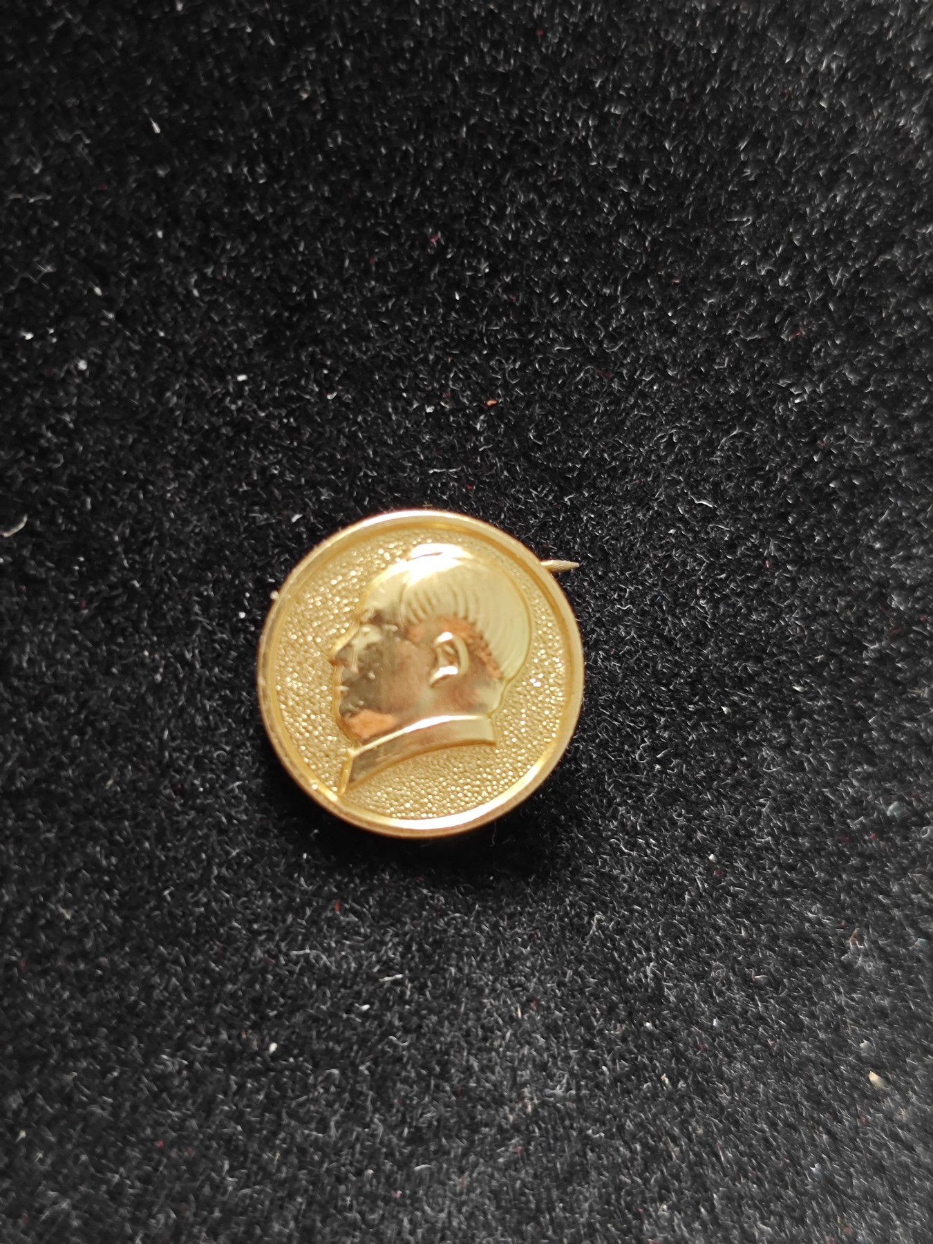 红色收藏🇨🇳毛主席像章红宝书专场🔥保真包老放心拍！ 好金色毛主席小章