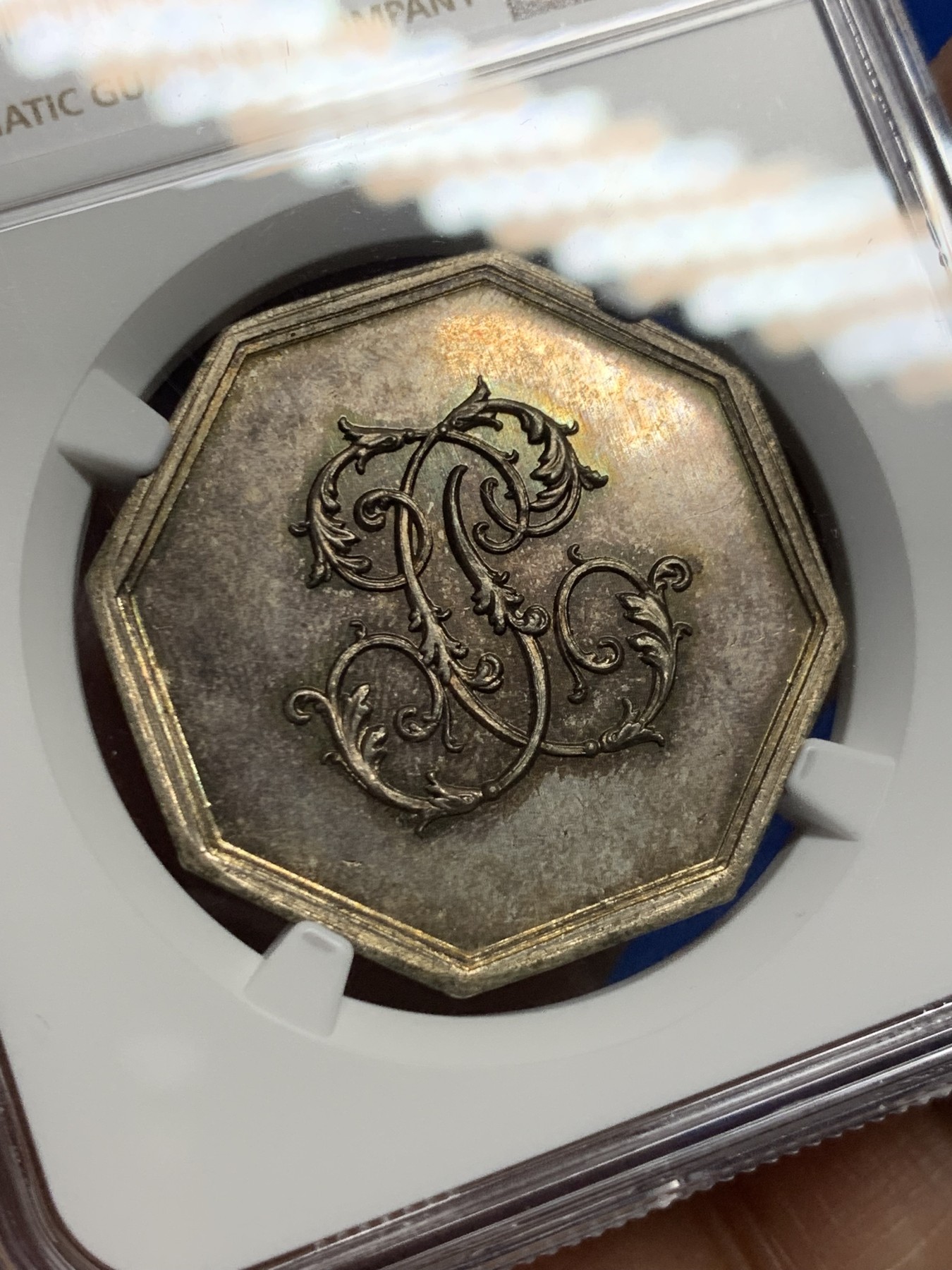 《竞宝斋》第237场- 周日，周一，周二，周日 疯狂4连拍 (全场包邮) NGC-MS64 法国圣欧班堡市政厅八角镀银铜质代币，以“CP”组成的花体字，金色包浆状态极好